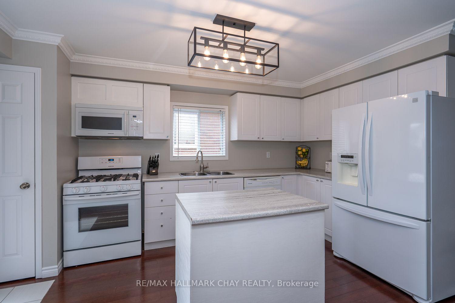 Photo 14 of 24 Kate Aitken Crescent, New Tecumseth, Beeton — HOMEH