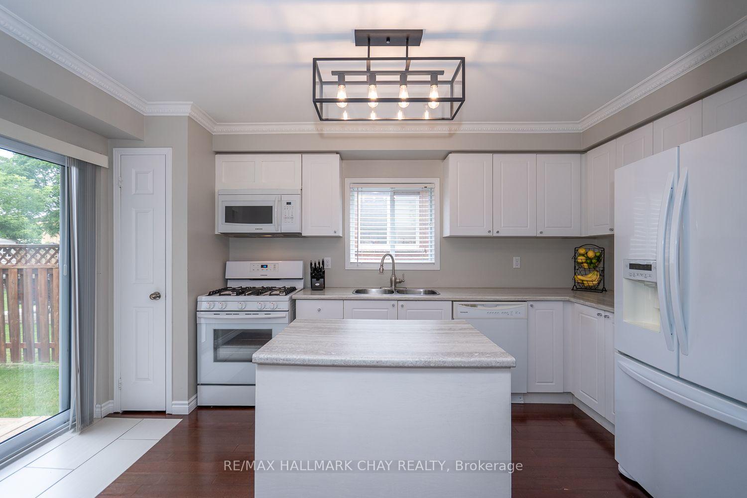 Photo 15 of 24 Kate Aitken Crescent, New Tecumseth, Beeton — HOMEH