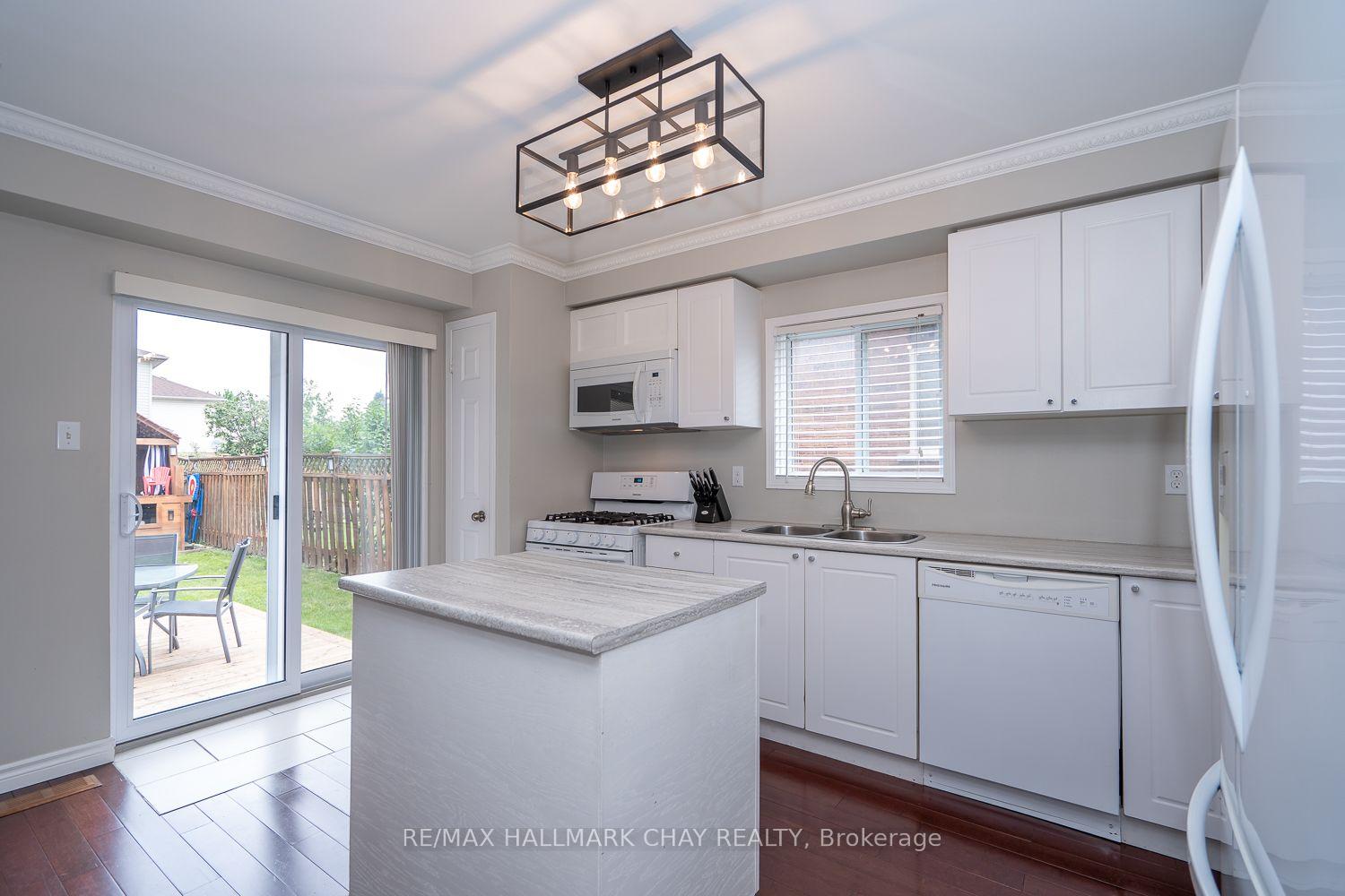 Photo 16 of 24 Kate Aitken Crescent, New Tecumseth, Beeton — HOMEH