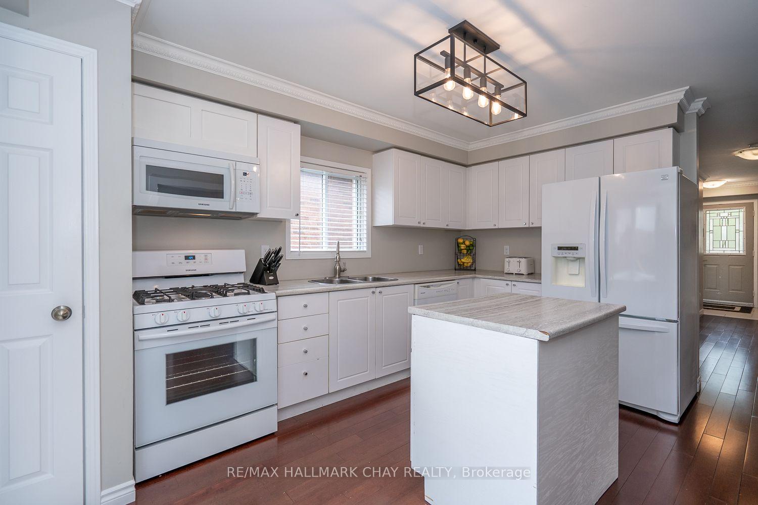 Photo 19 of 24 Kate Aitken Crescent, New Tecumseth, Beeton — HOMEH