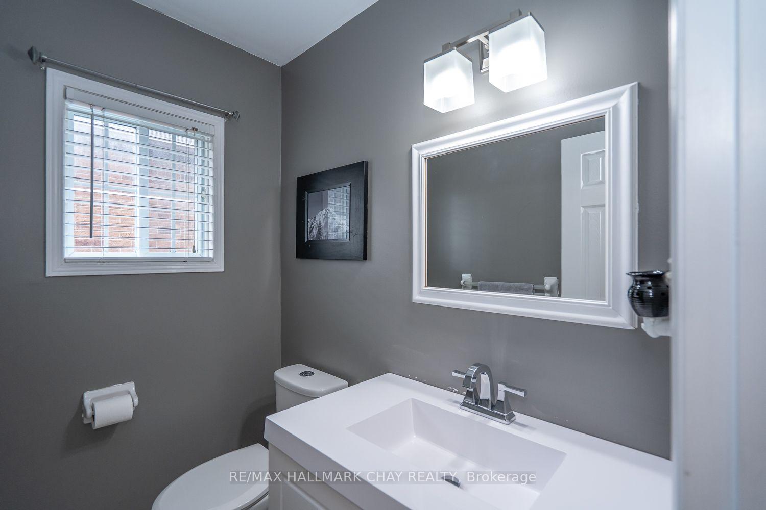 Photo 20 of 24 Kate Aitken Crescent, New Tecumseth, Beeton — HOMEH