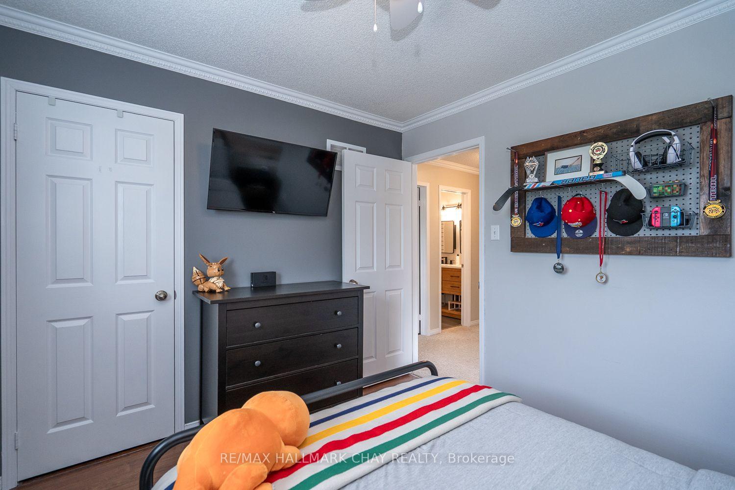 Photo 33 of 24 Kate Aitken Crescent, New Tecumseth, Beeton — HOMEH
