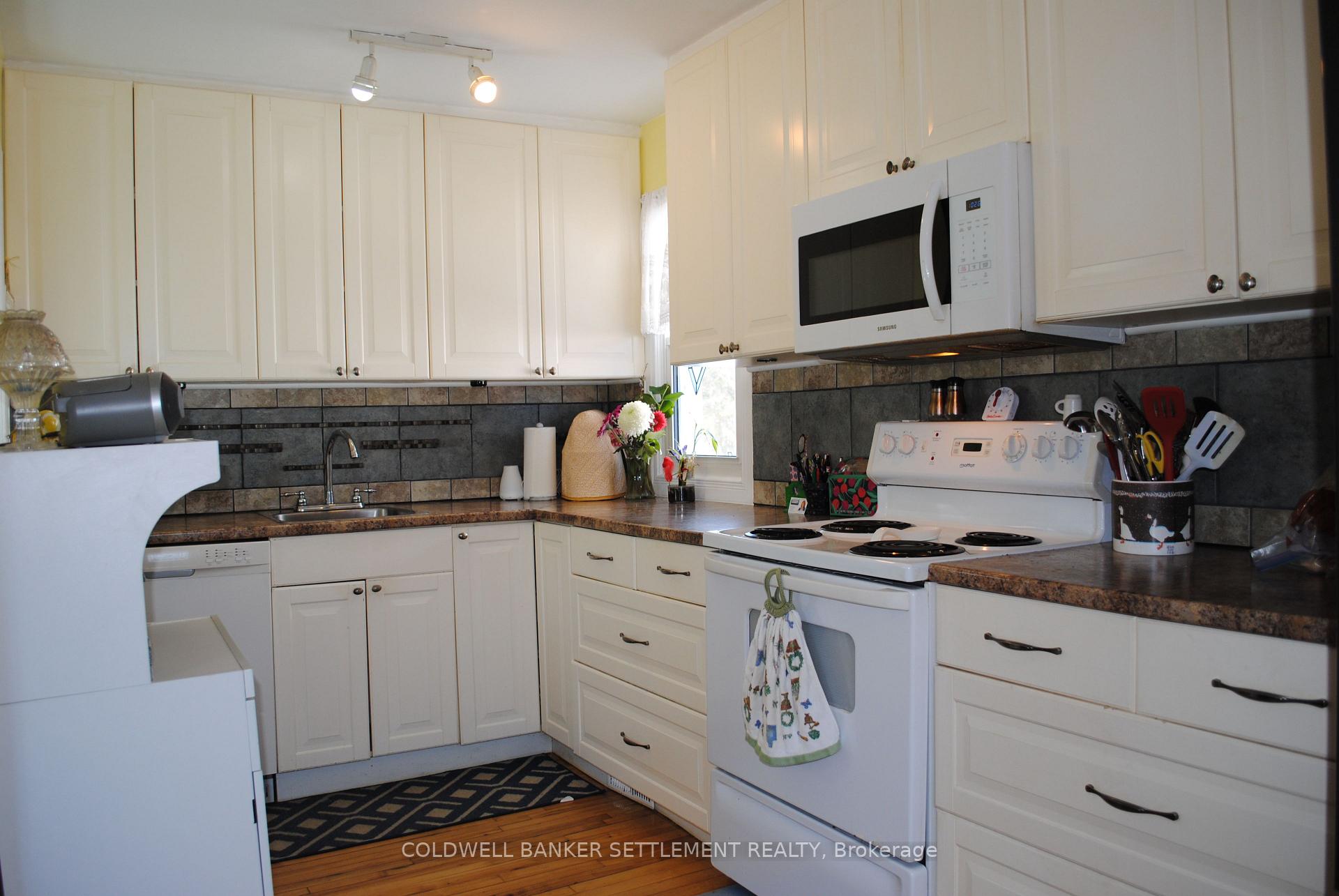 Photo 11 of 98 Sherbrooke Street E, Perth — HOMEH
