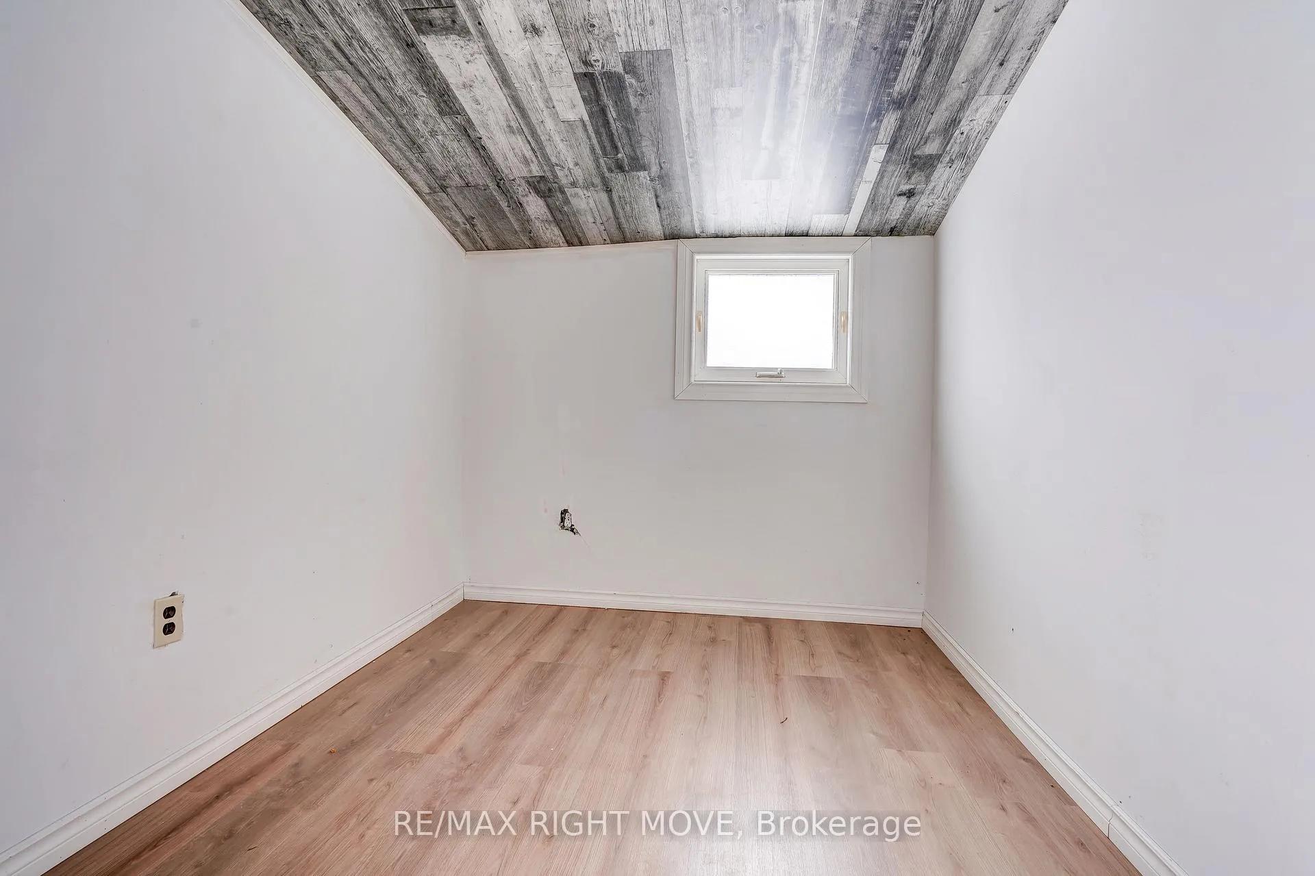 Photo 10 of 356 East Street E, Orillia — HOMEH