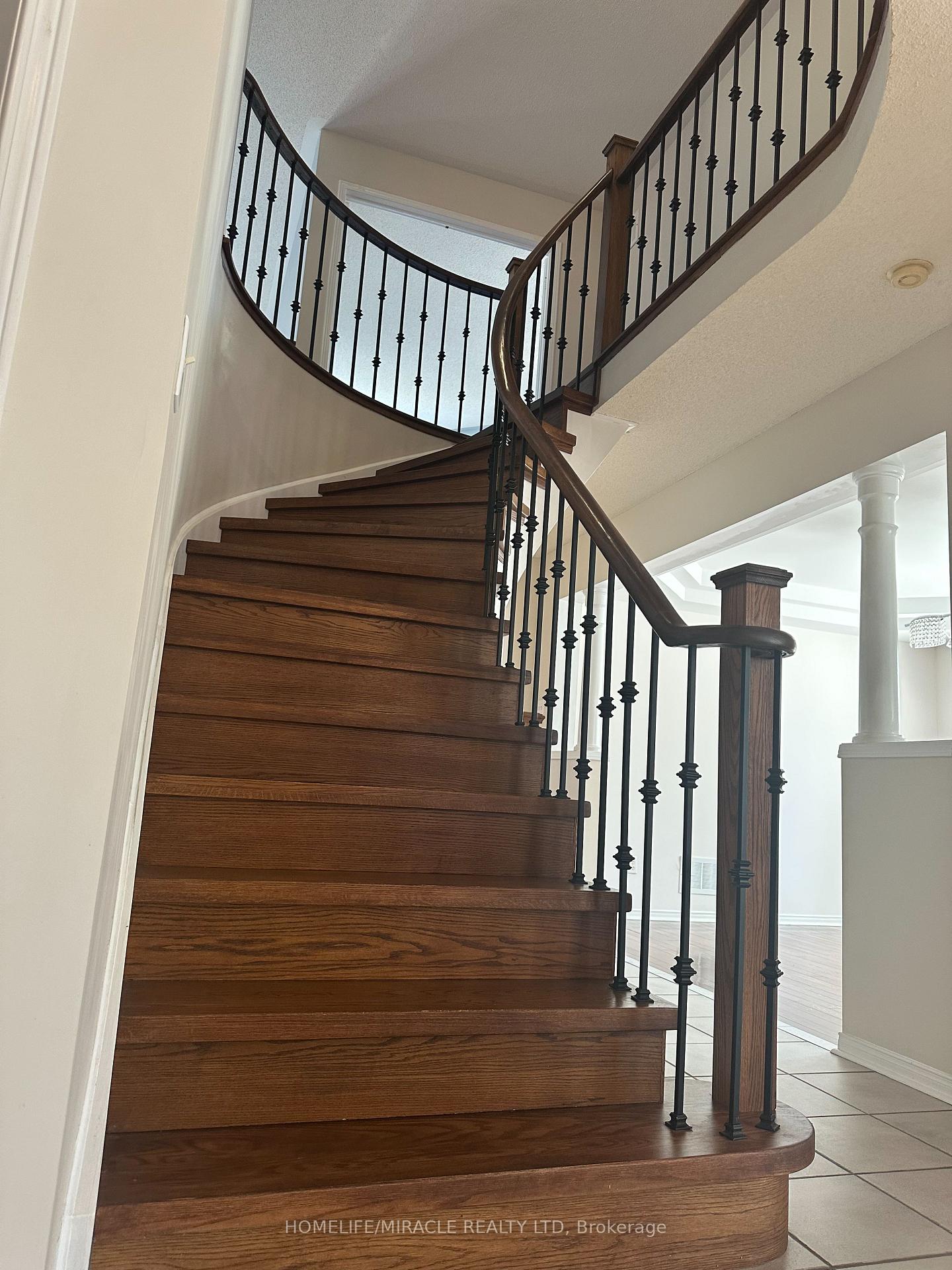 Photo 6 of 6073 Maple Gate Circle, Mississauga, Lisgar — HOMEH