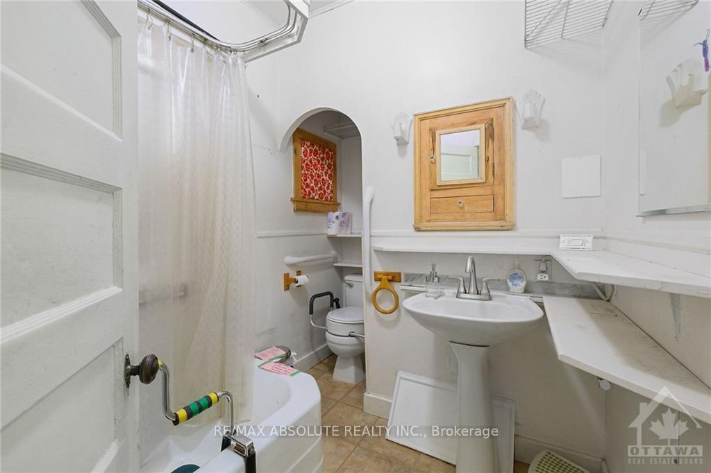 Photo 8 of 114 Queen Mary Street, Ottawa, Overbrook/Castle Heights — HOMEH