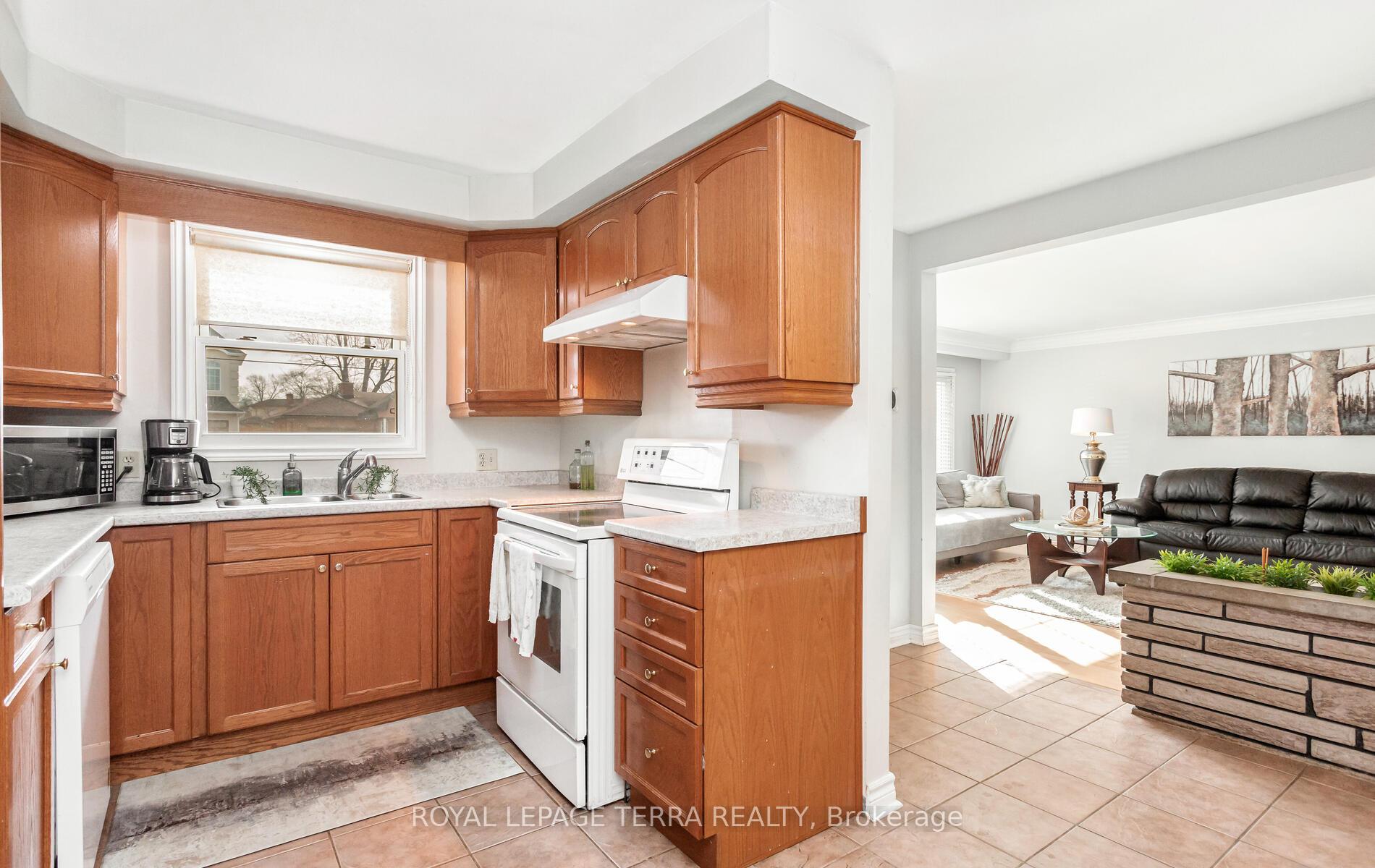 Photo 8 of 6267 Montrose Road, Niagara Falls, West Wood — HOMEH