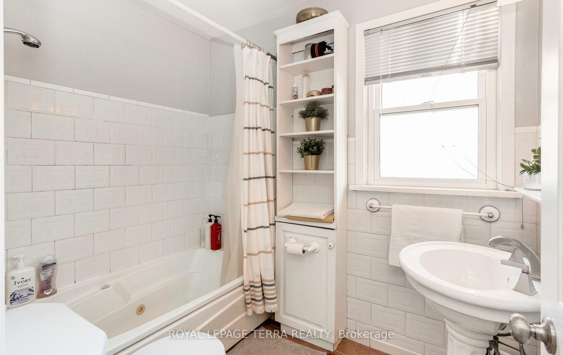Photo 16 of 6267 Montrose Road, Niagara Falls, West Wood — HOMEH