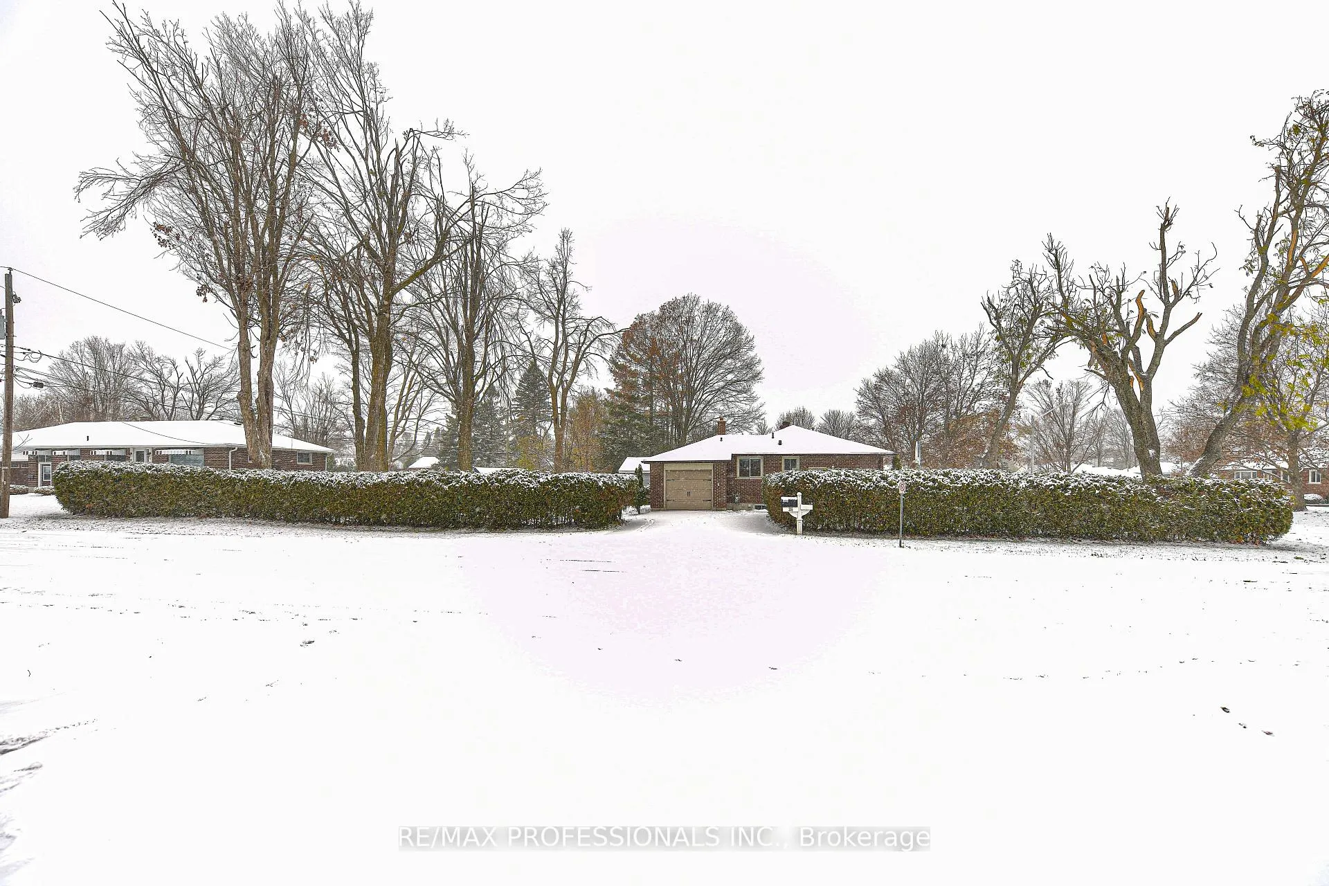 Photo 3 of 255 Lawrence Avenue, Orillia — HOMEH