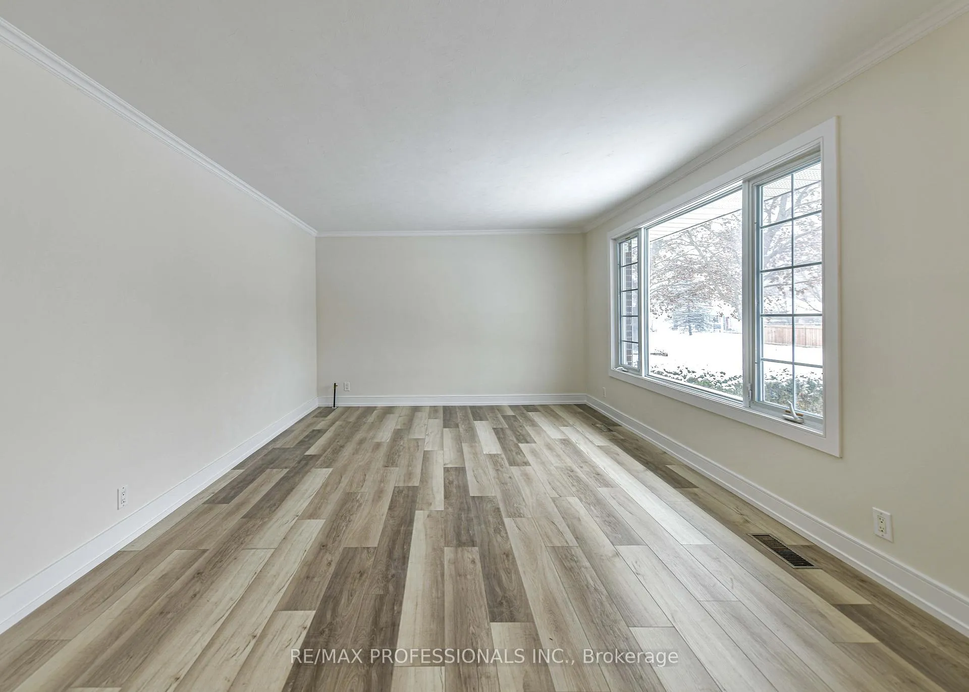 Photo 7 of 255 Lawrence Avenue, Orillia — HOMEH