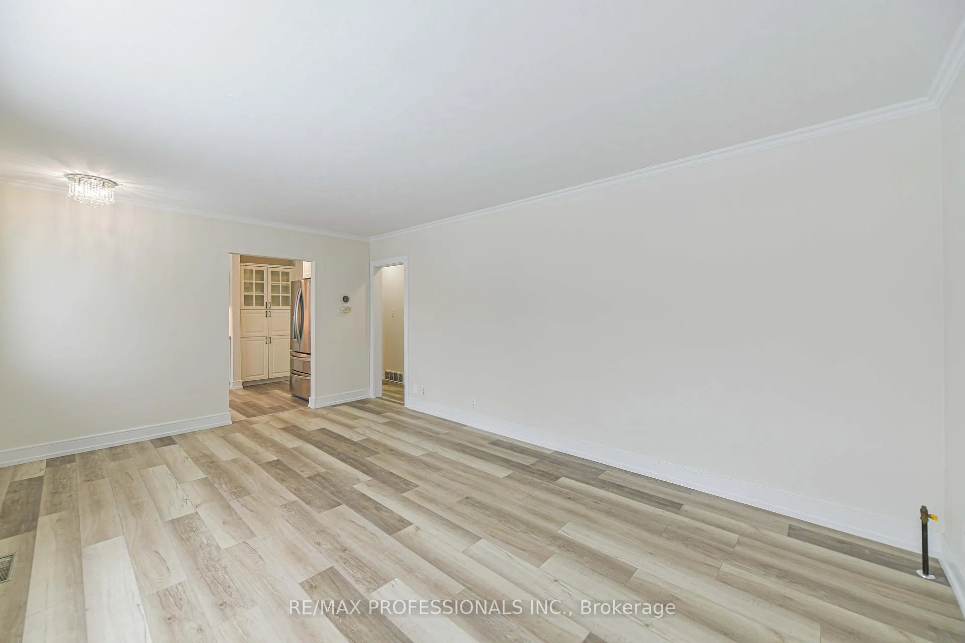 Photo 8 of 255 Lawrence Avenue, Orillia — HOMEH