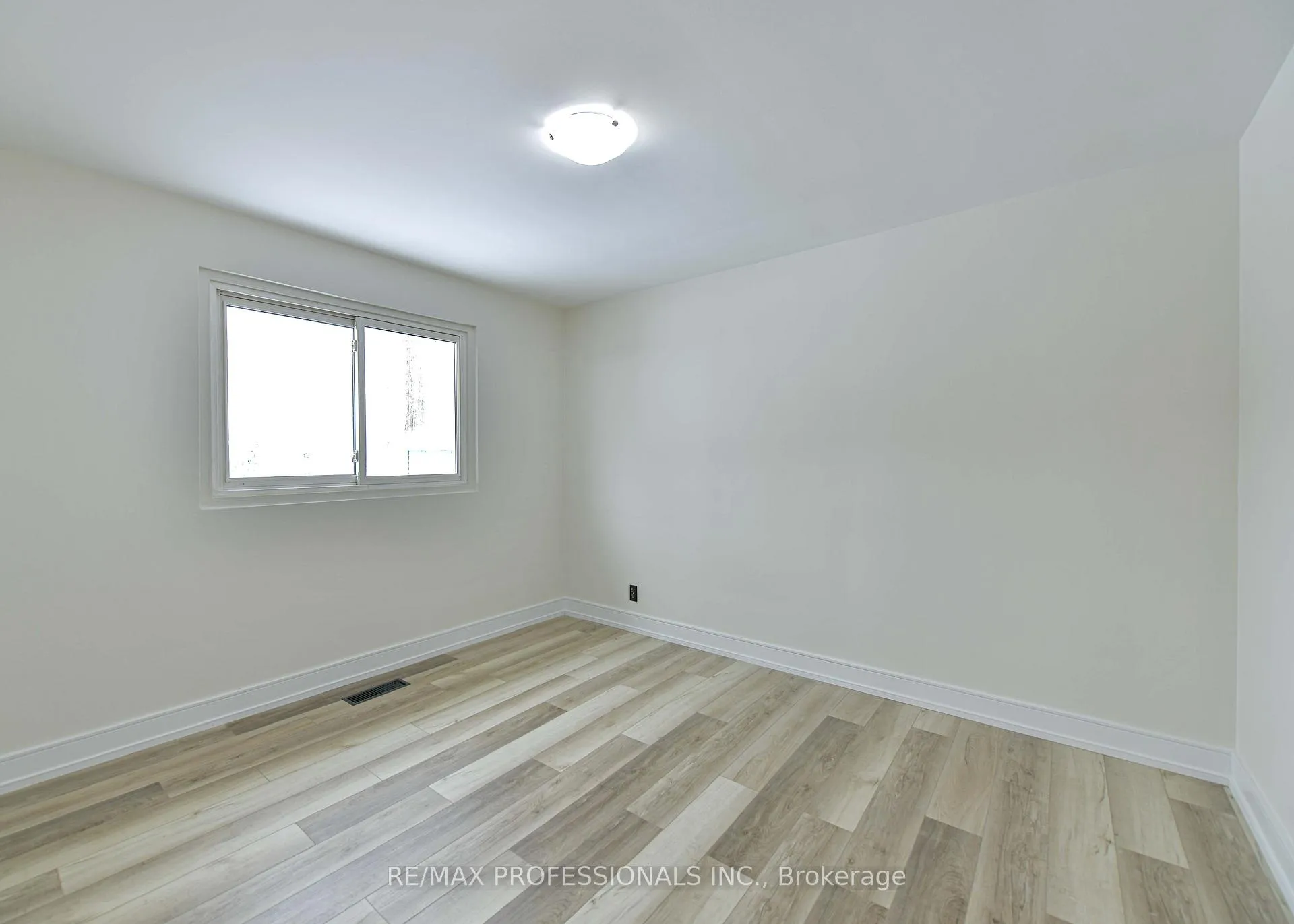 Photo 12 of 255 Lawrence Avenue, Orillia — HOMEH
