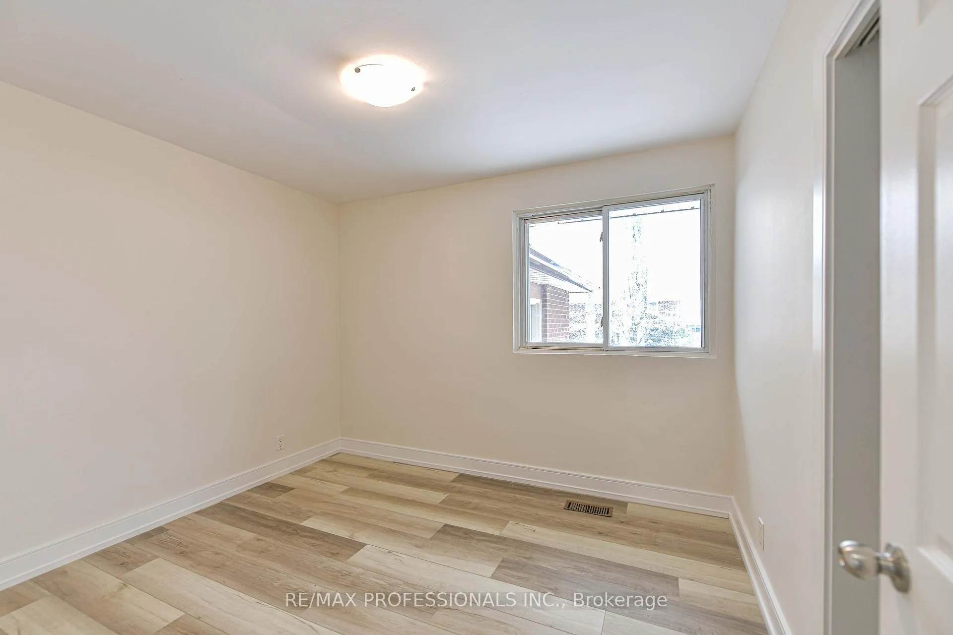 Photo 13 of 255 Lawrence Avenue, Orillia — HOMEH