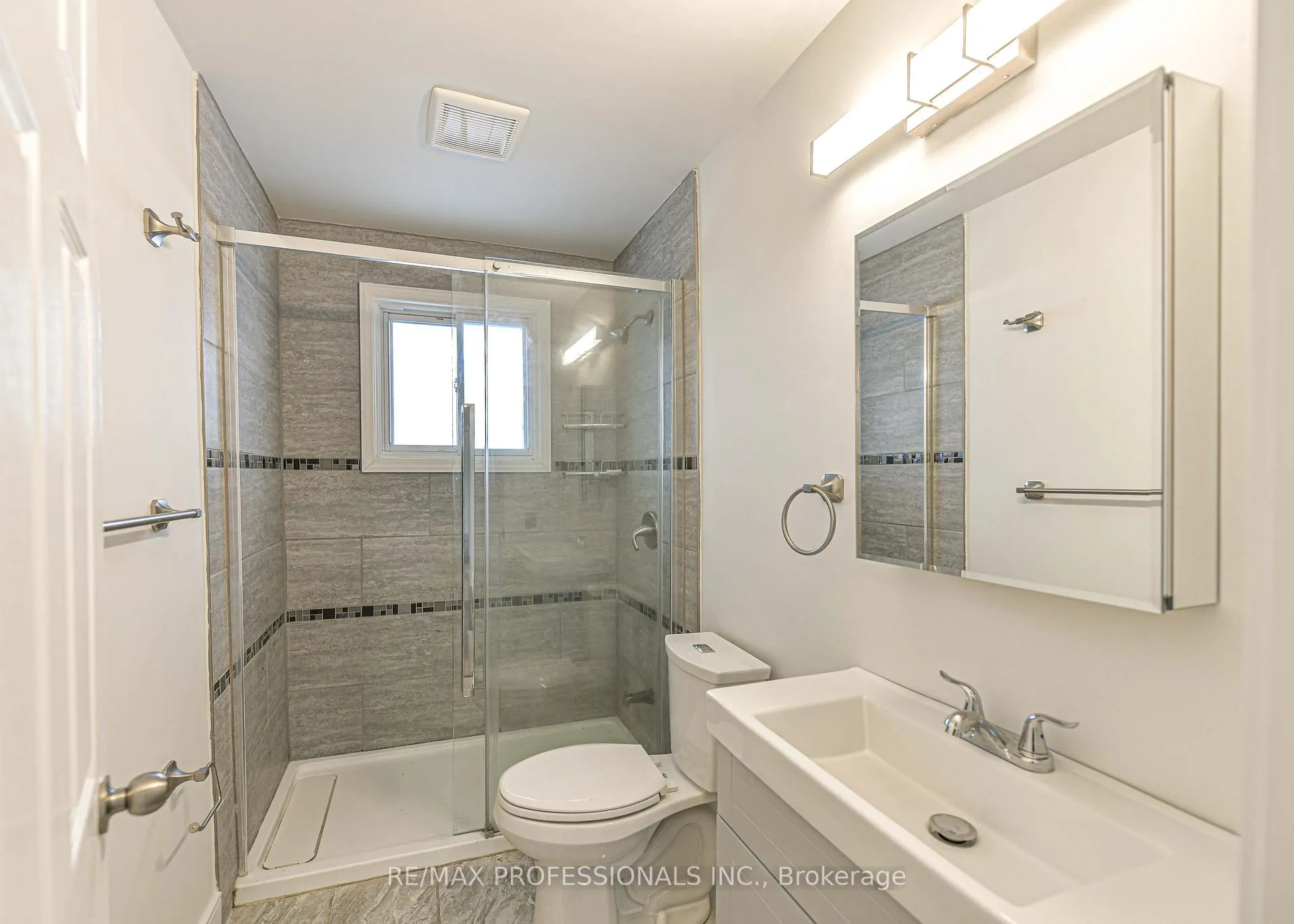 Photo 15 of 255 Lawrence Avenue, Orillia — HOMEH