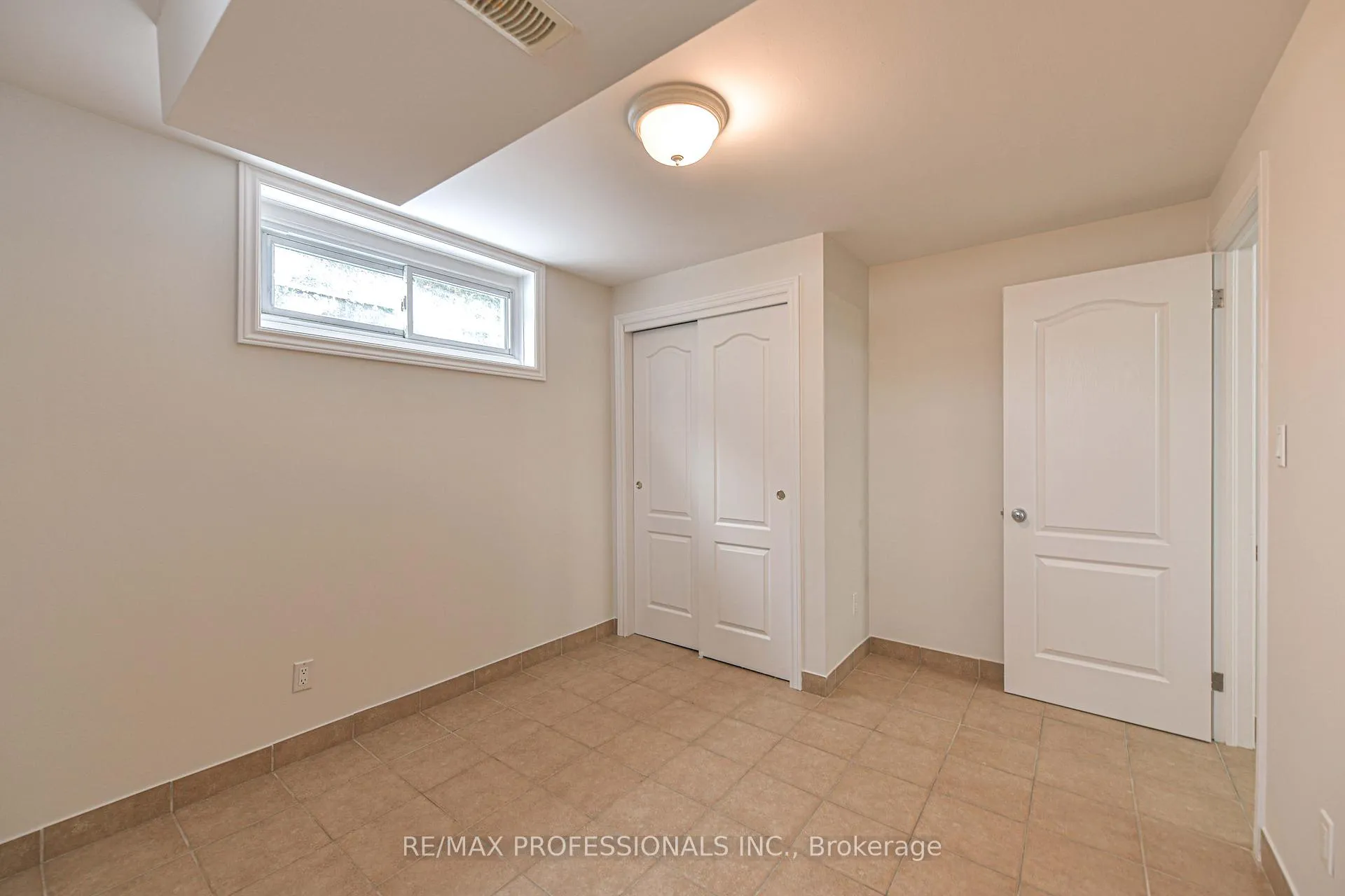 Photo 22 of 255 Lawrence Avenue, Orillia — HOMEH