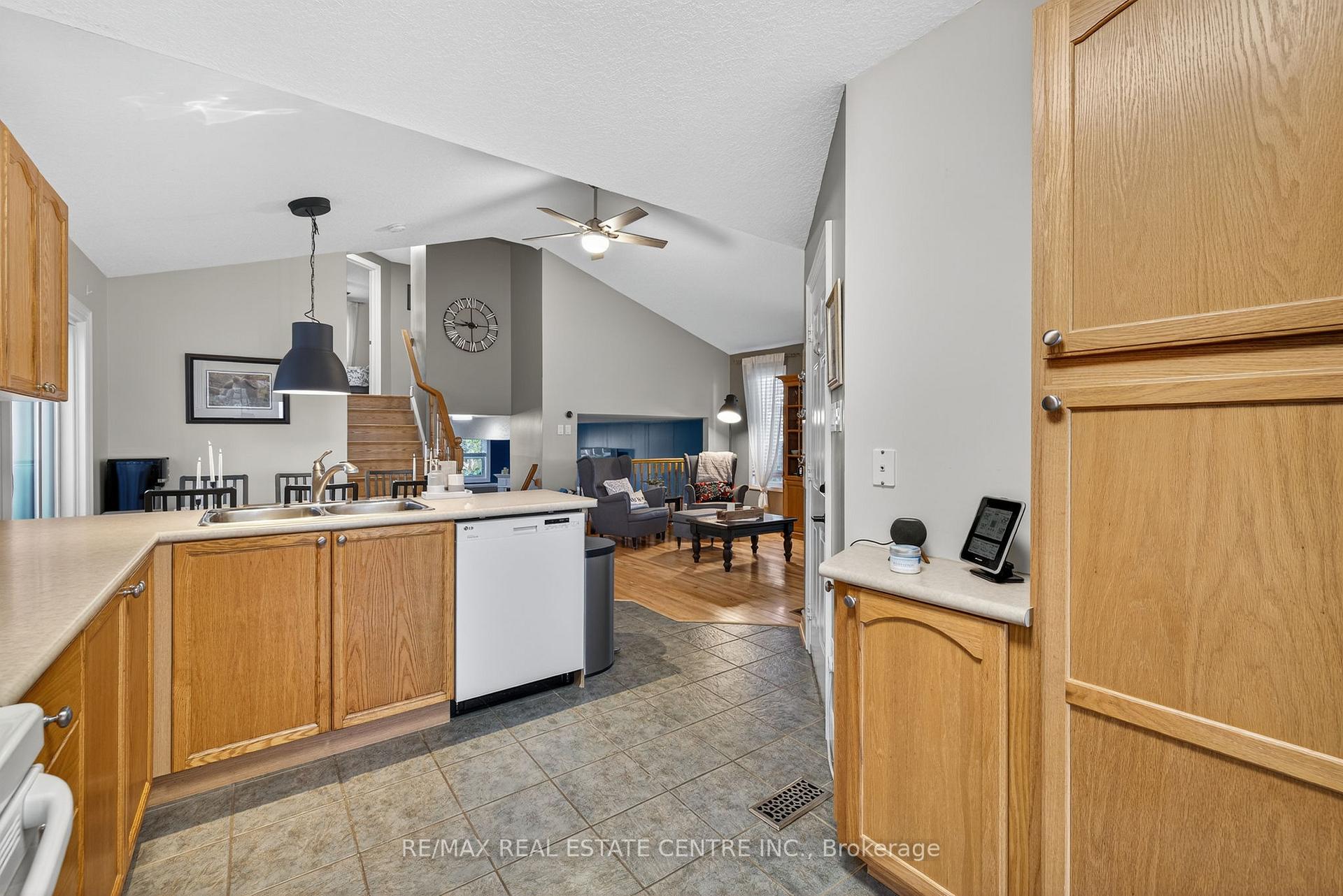 Photo 7 of 3 Bishop Court, Orangeville — HOMEH