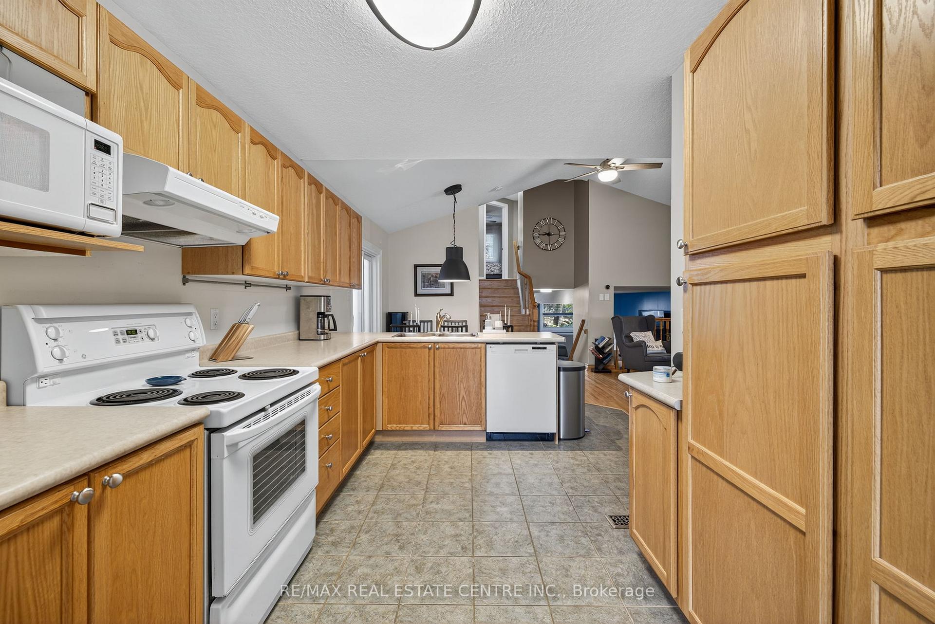 Photo 8 of 3 Bishop Court, Orangeville — HOMEH