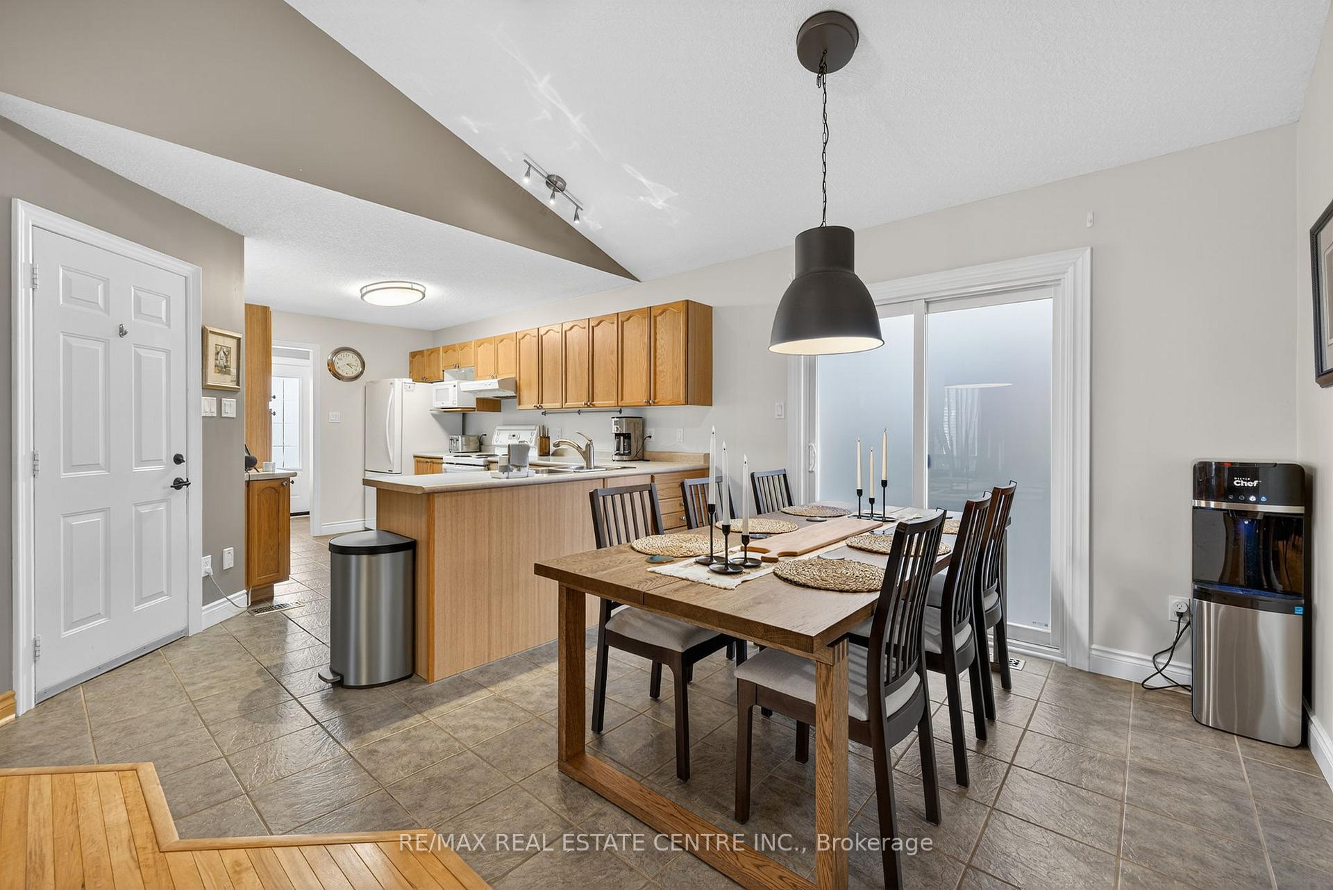 Photo 11 of 3 Bishop Court, Orangeville — HOMEH