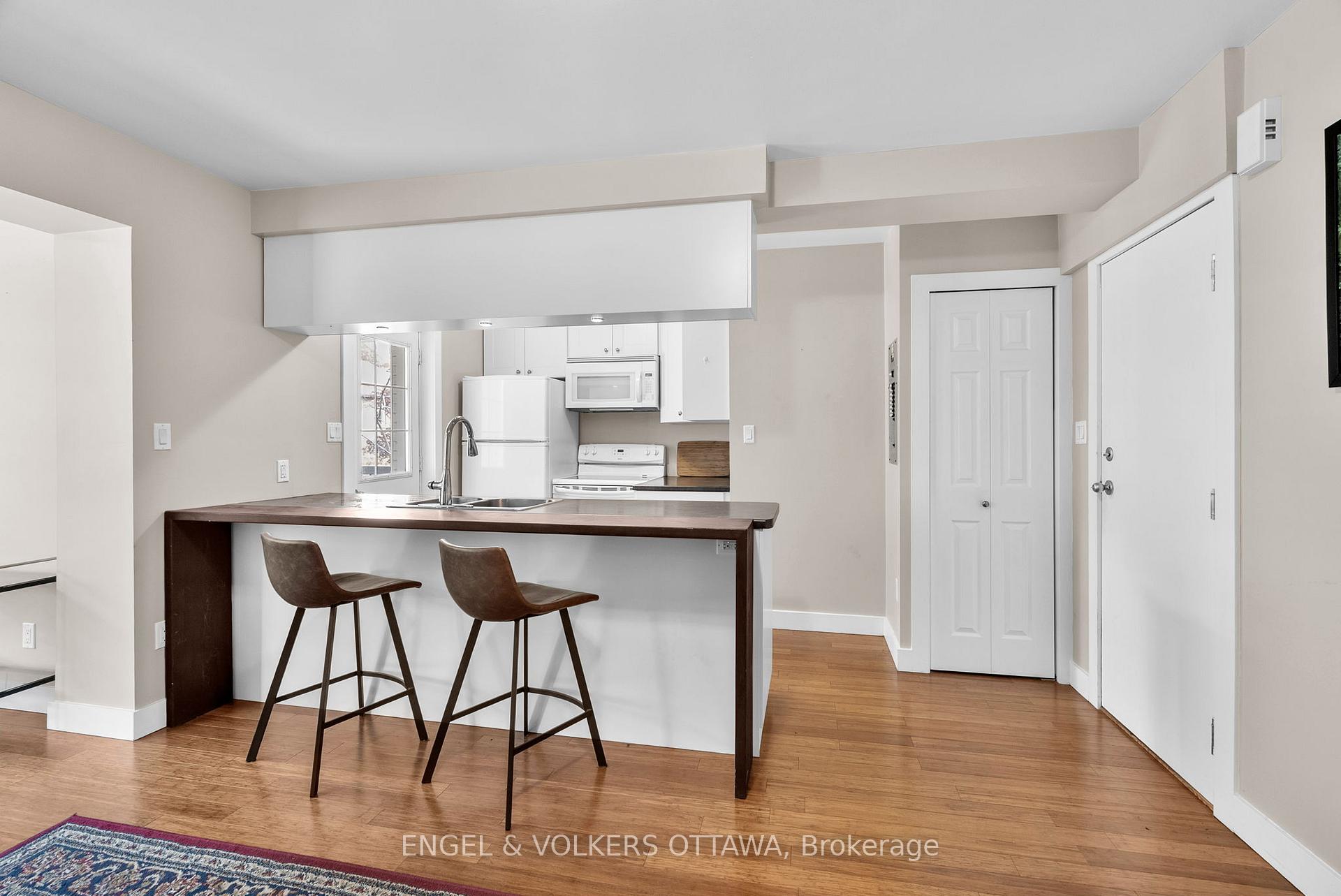 Photo 4 of Unit 3, 440 Mcleod Street, Ottawa, Ottawa Centre — HOMEH