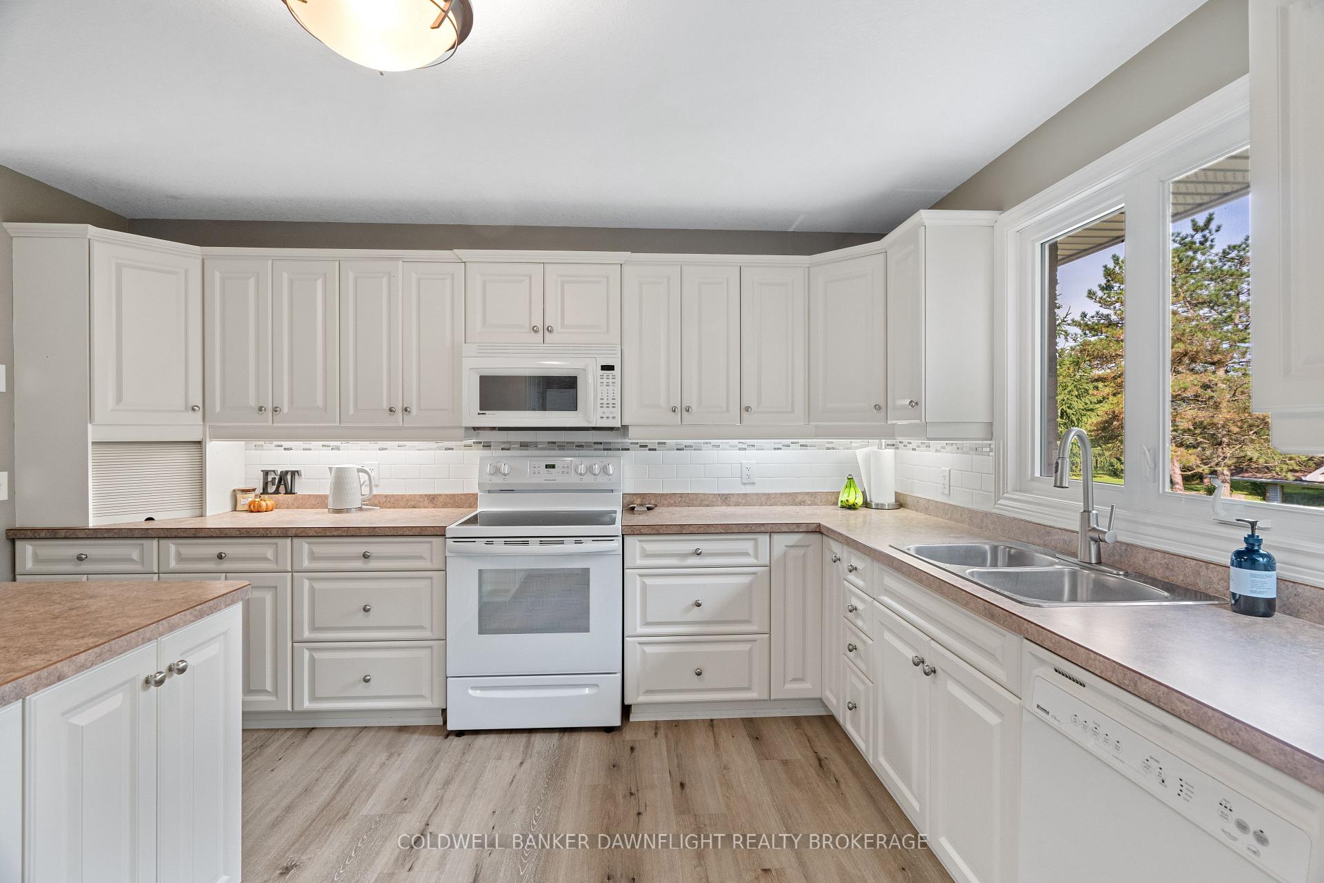 Photo 14 of 2162 Parkhill Drive, North Middlesex, Parkhill — HOMEH