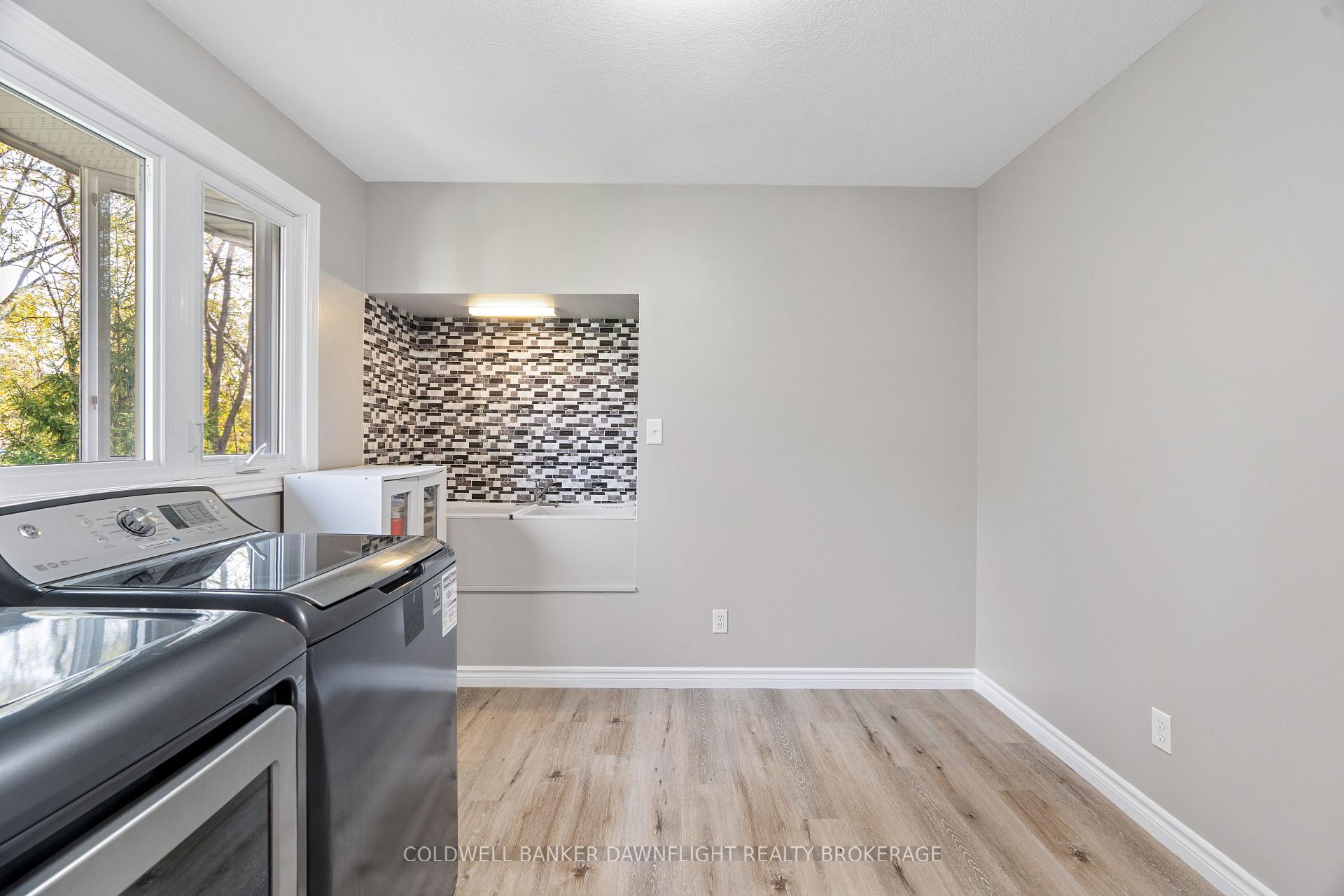 Photo 16 of 2162 Parkhill Drive, North Middlesex, Parkhill — HOMEH