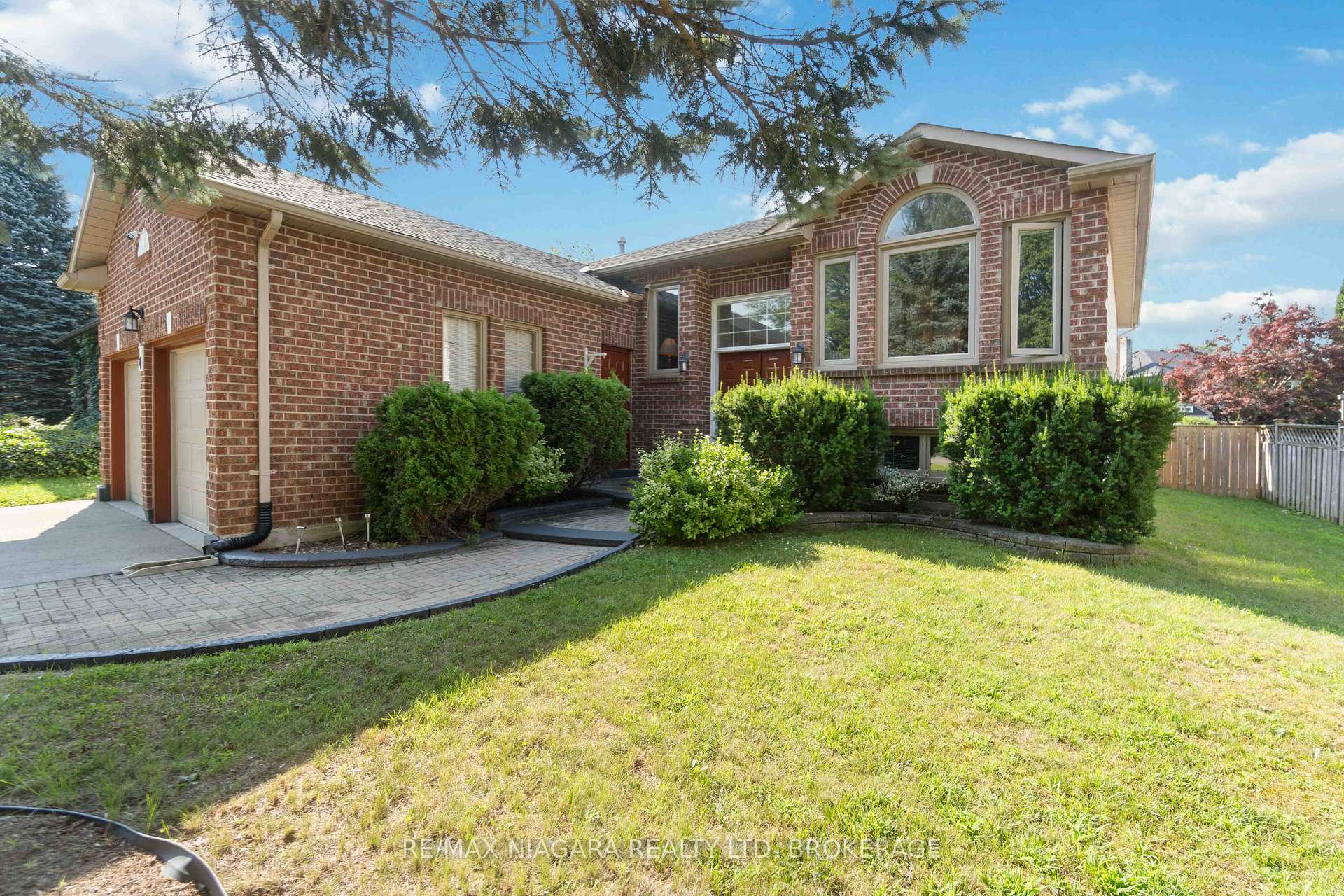 Photo 3 of 14 Meadowbrook Lane, Pelham, Fonthill — HOMEH