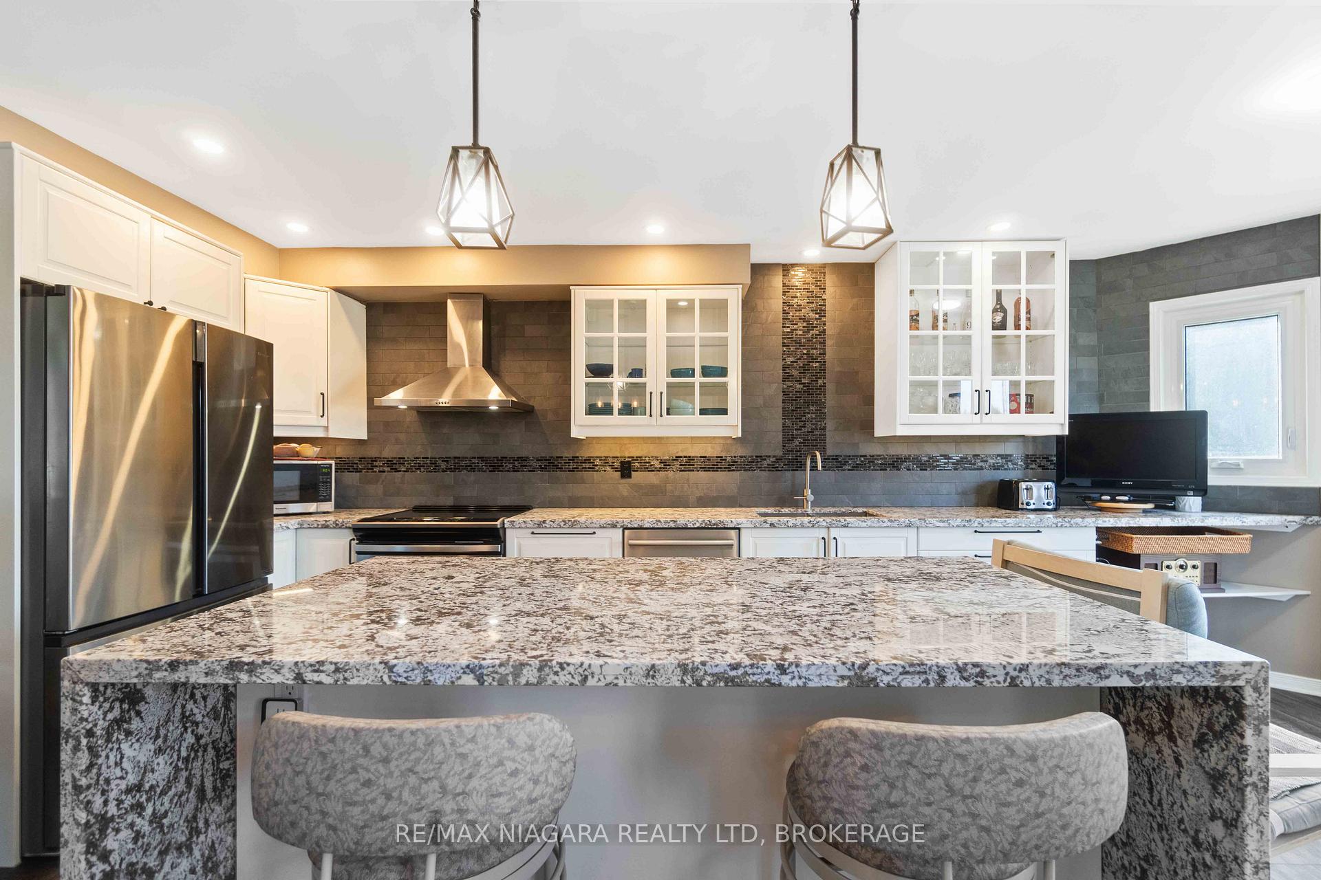 Photo 6 of 14 Meadowbrook Lane, Pelham, Fonthill — HOMEH