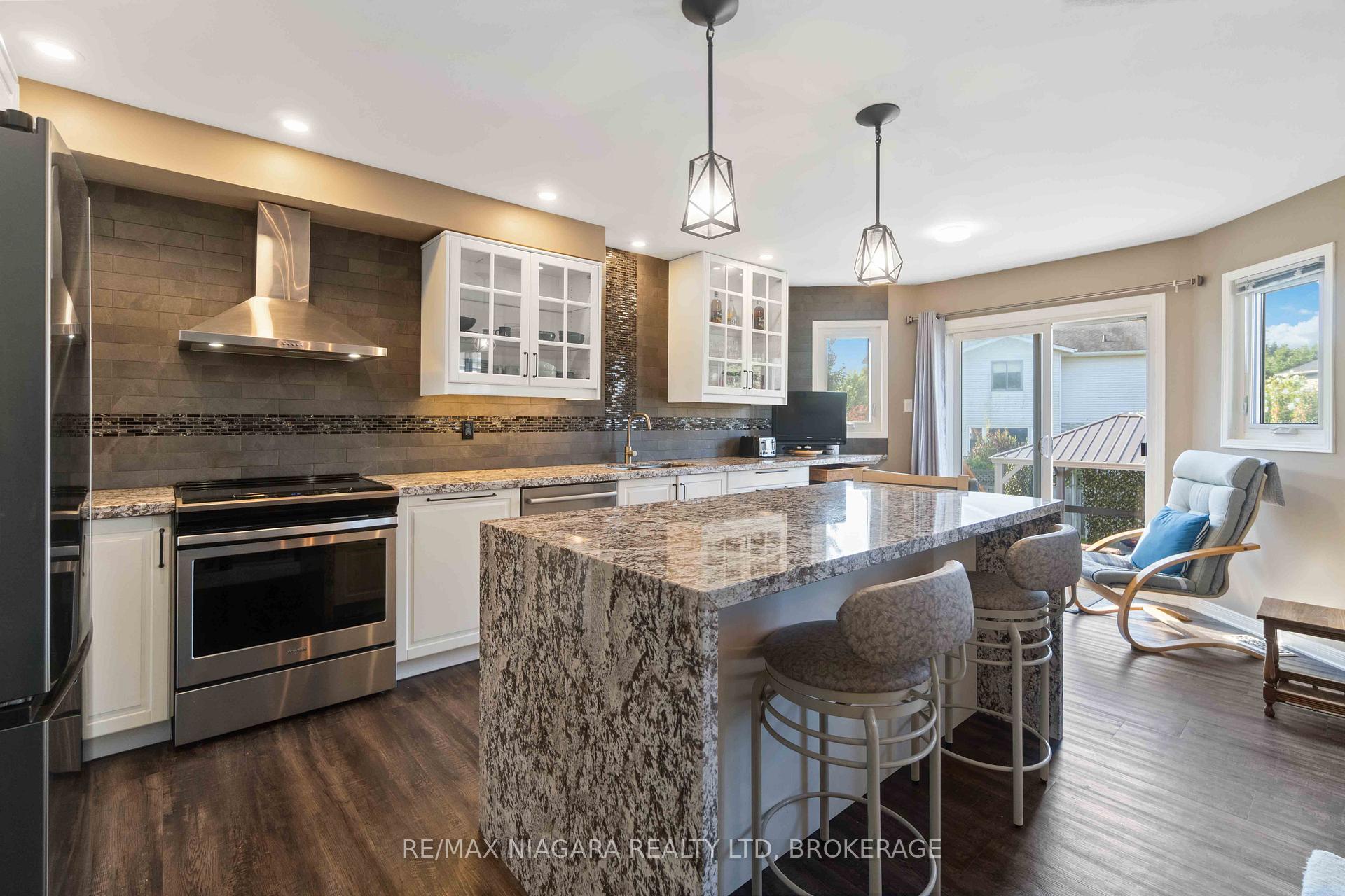 Photo 7 of 14 Meadowbrook Lane, Pelham, Fonthill — HOMEH