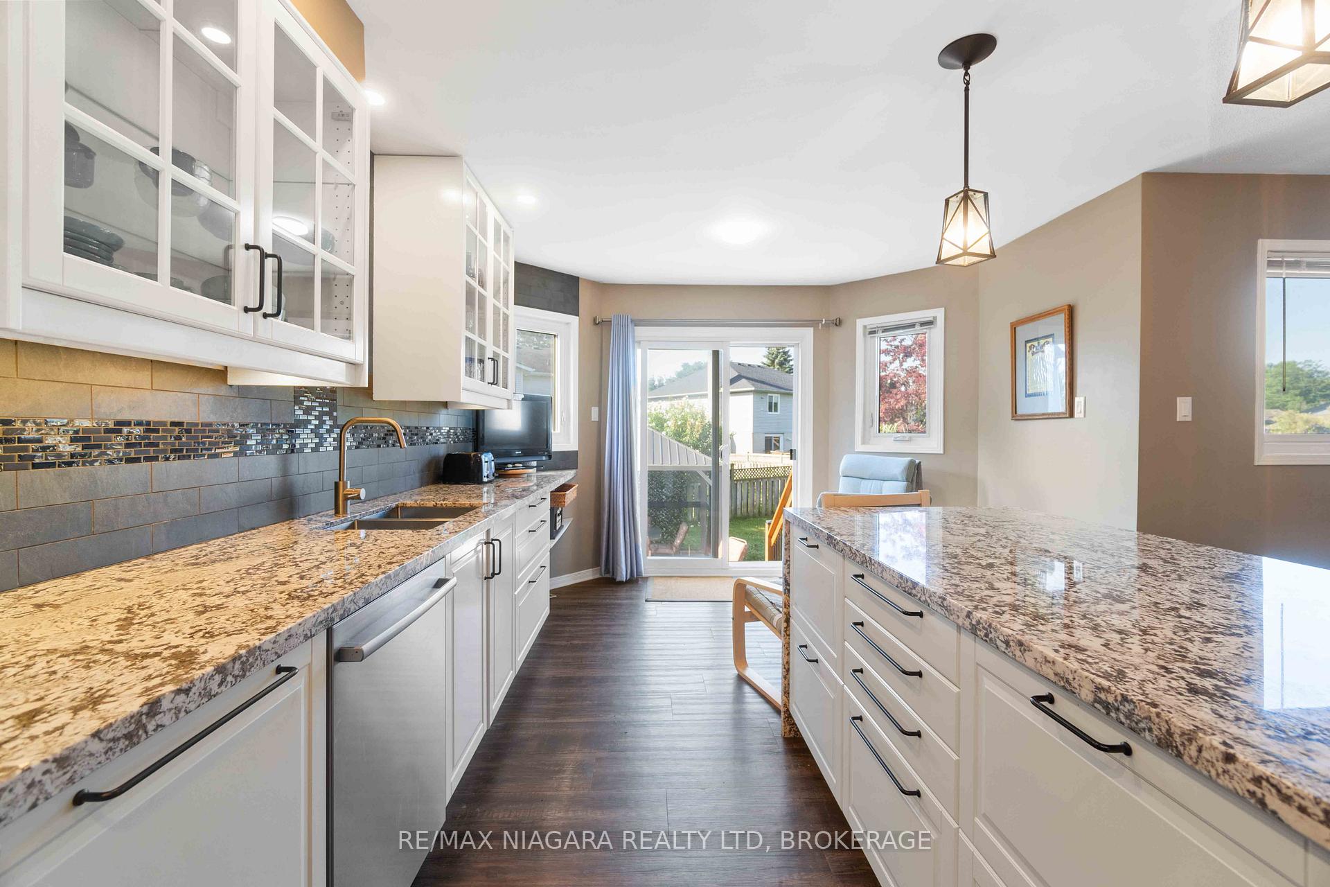 Photo 8 of 14 Meadowbrook Lane, Pelham, Fonthill — HOMEH