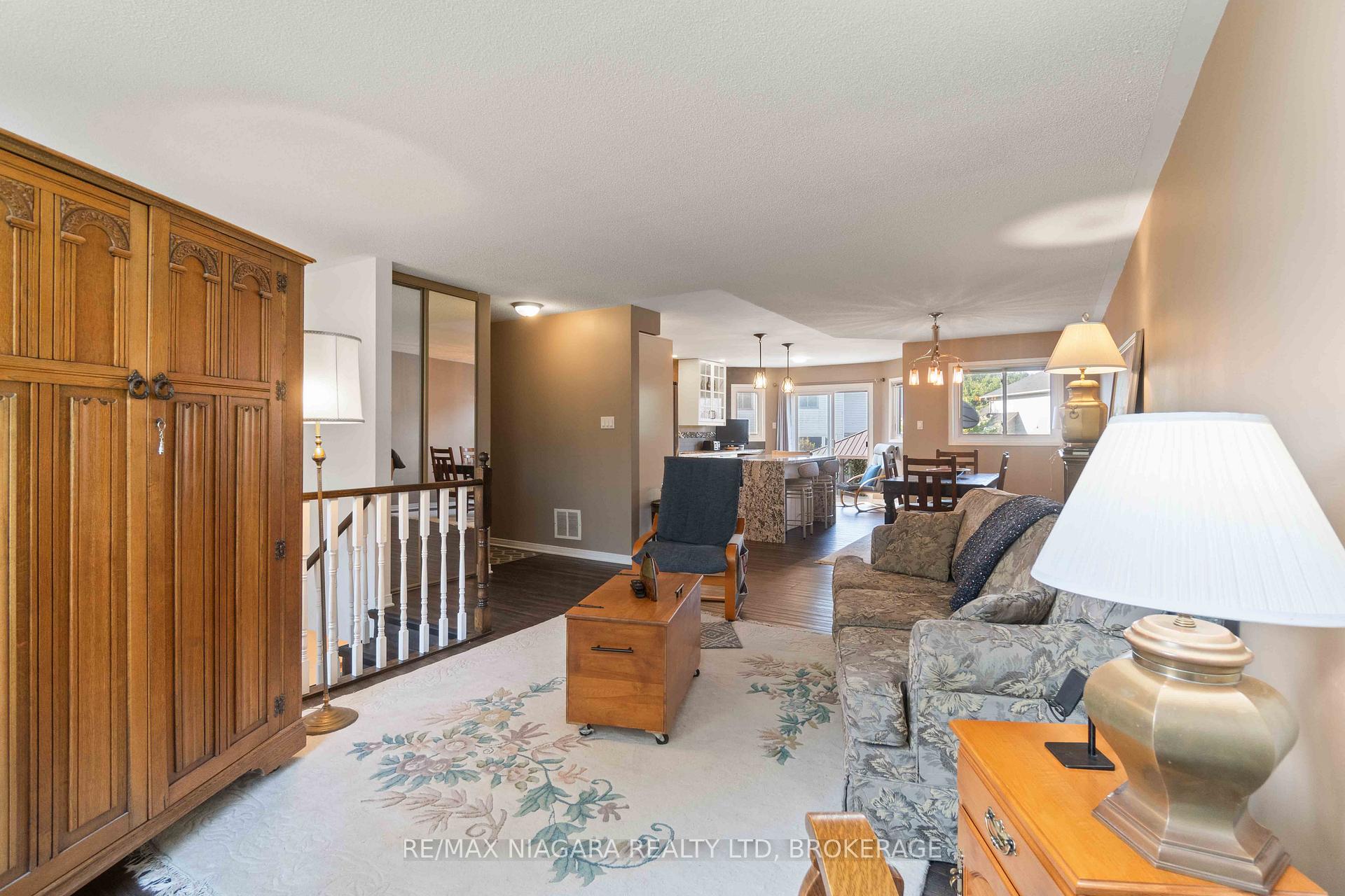 Photo 12 of 14 Meadowbrook Lane, Pelham, Fonthill — HOMEH