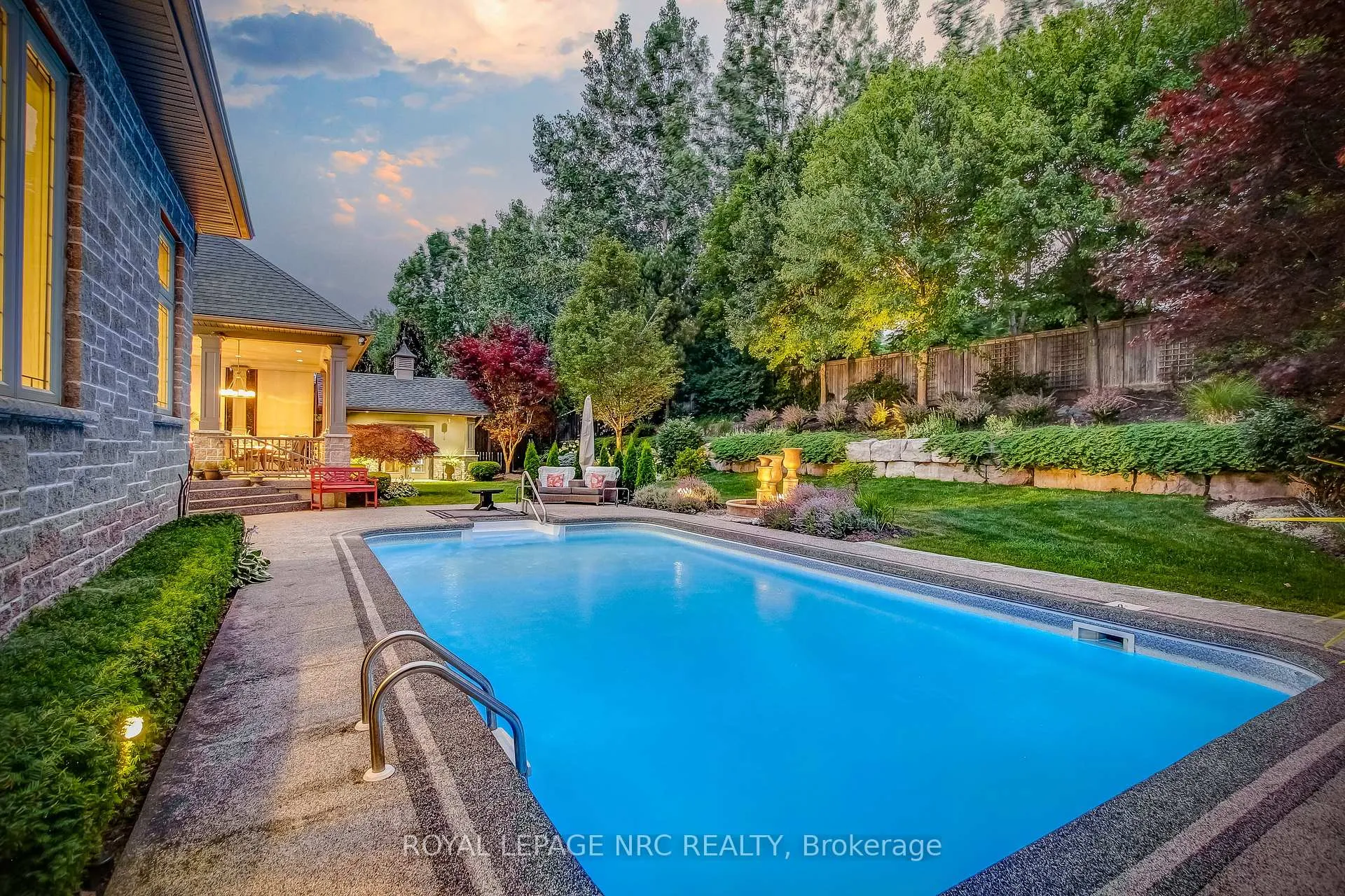 Photo 3 of 6725 Domenic Crescent, Niagara Falls, Stamford — HOMEH