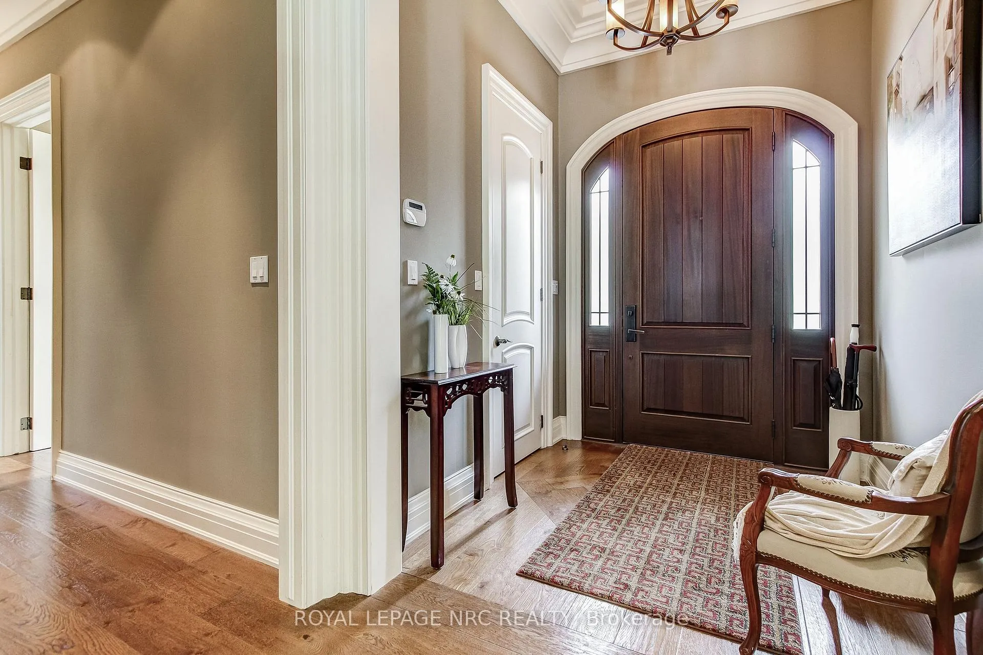 Photo 4 of 6725 Domenic Crescent, Niagara Falls, Stamford — HOMEH
