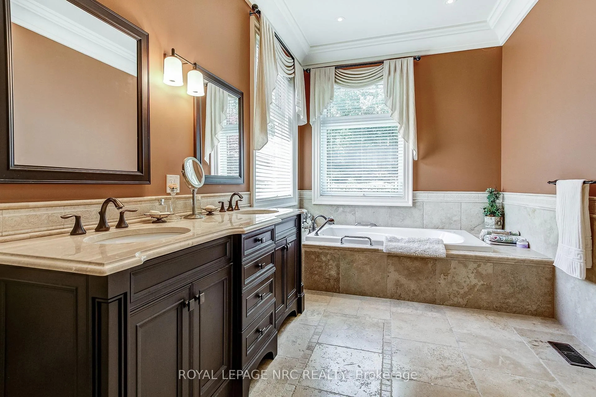 Photo 17 of 6725 Domenic Crescent, Niagara Falls, Stamford — HOMEH