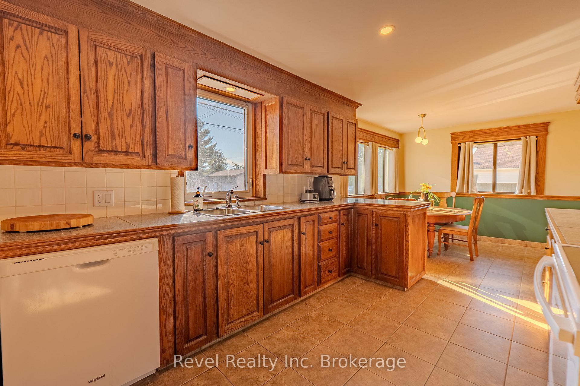Photo 9 of 1006 Fraser Street, North Bay, Central — HOMEH