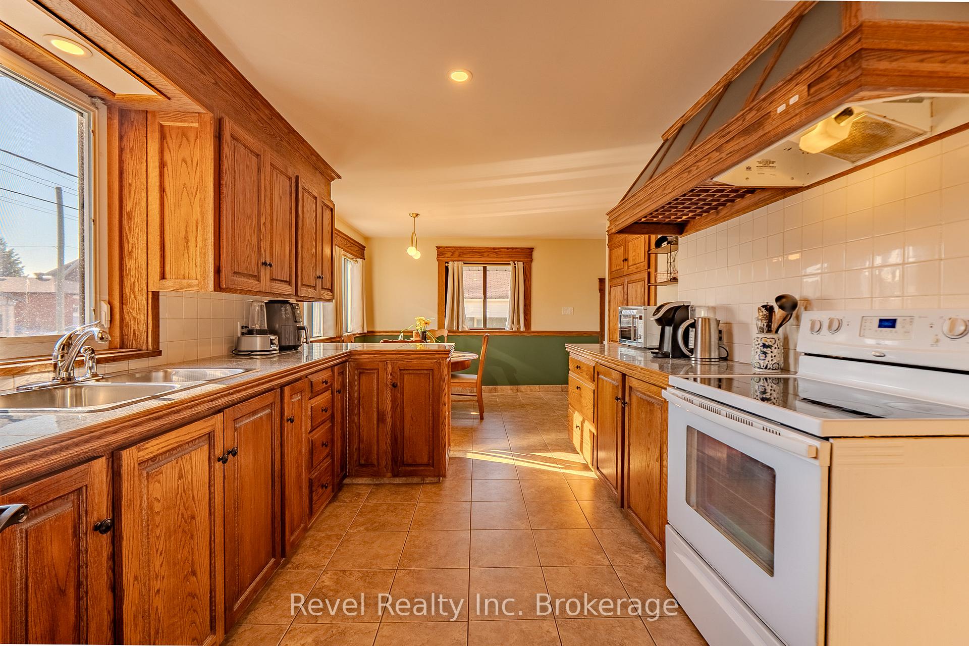 Photo 11 of 1006 Fraser Street, North Bay, Central — HOMEH
