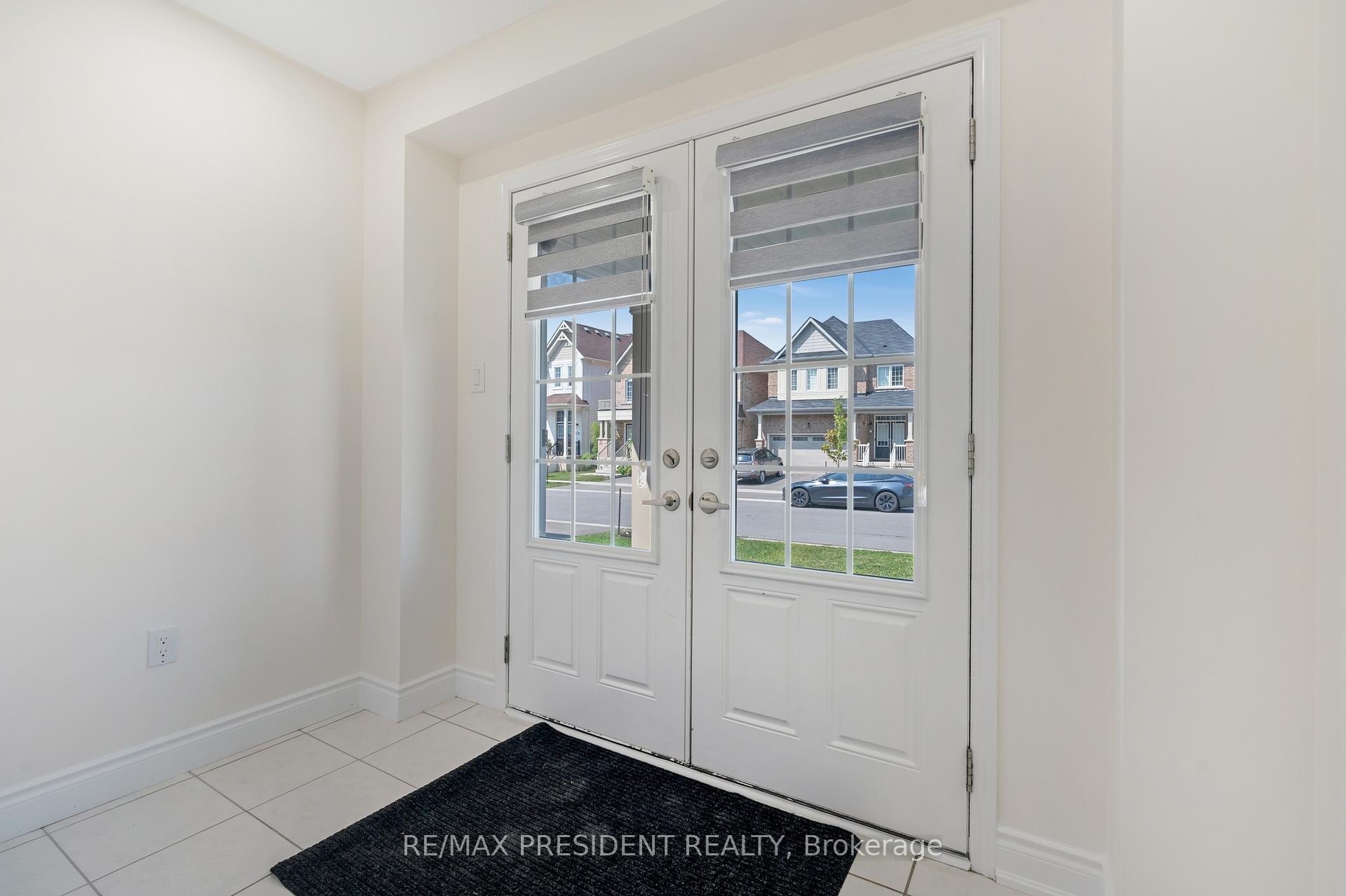 Photo 4 of 7704 Tupelo Crescent, Niagara Falls, Brown — HOMEH