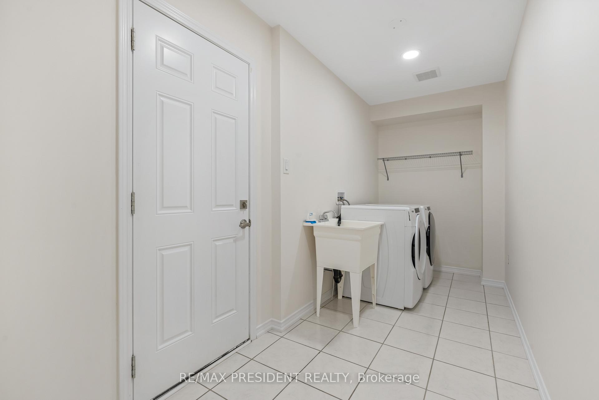 Photo 6 of 7704 Tupelo Crescent, Niagara Falls, Brown — HOMEH