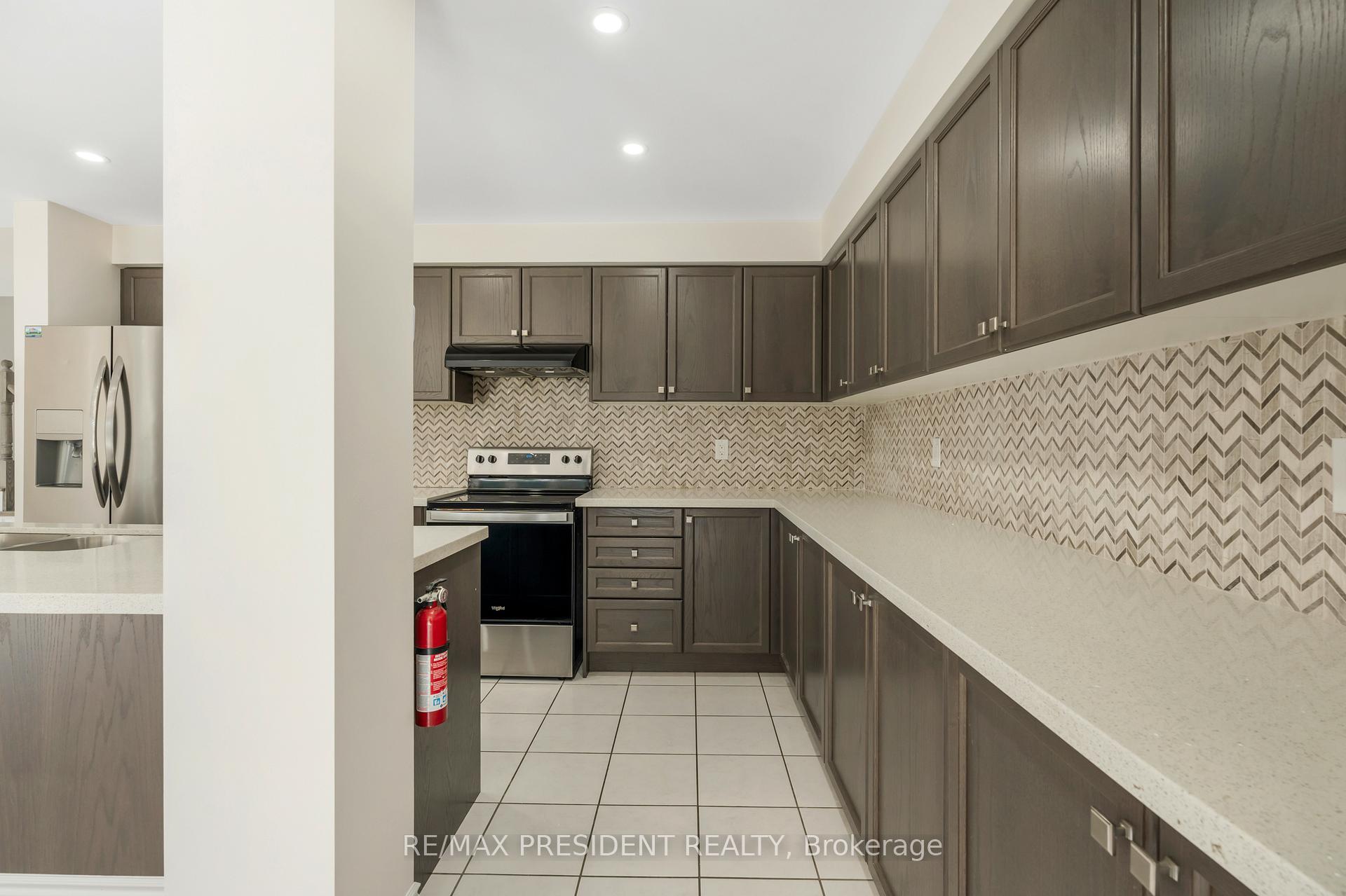 Photo 10 of 7704 Tupelo Crescent, Niagara Falls, Brown — HOMEH