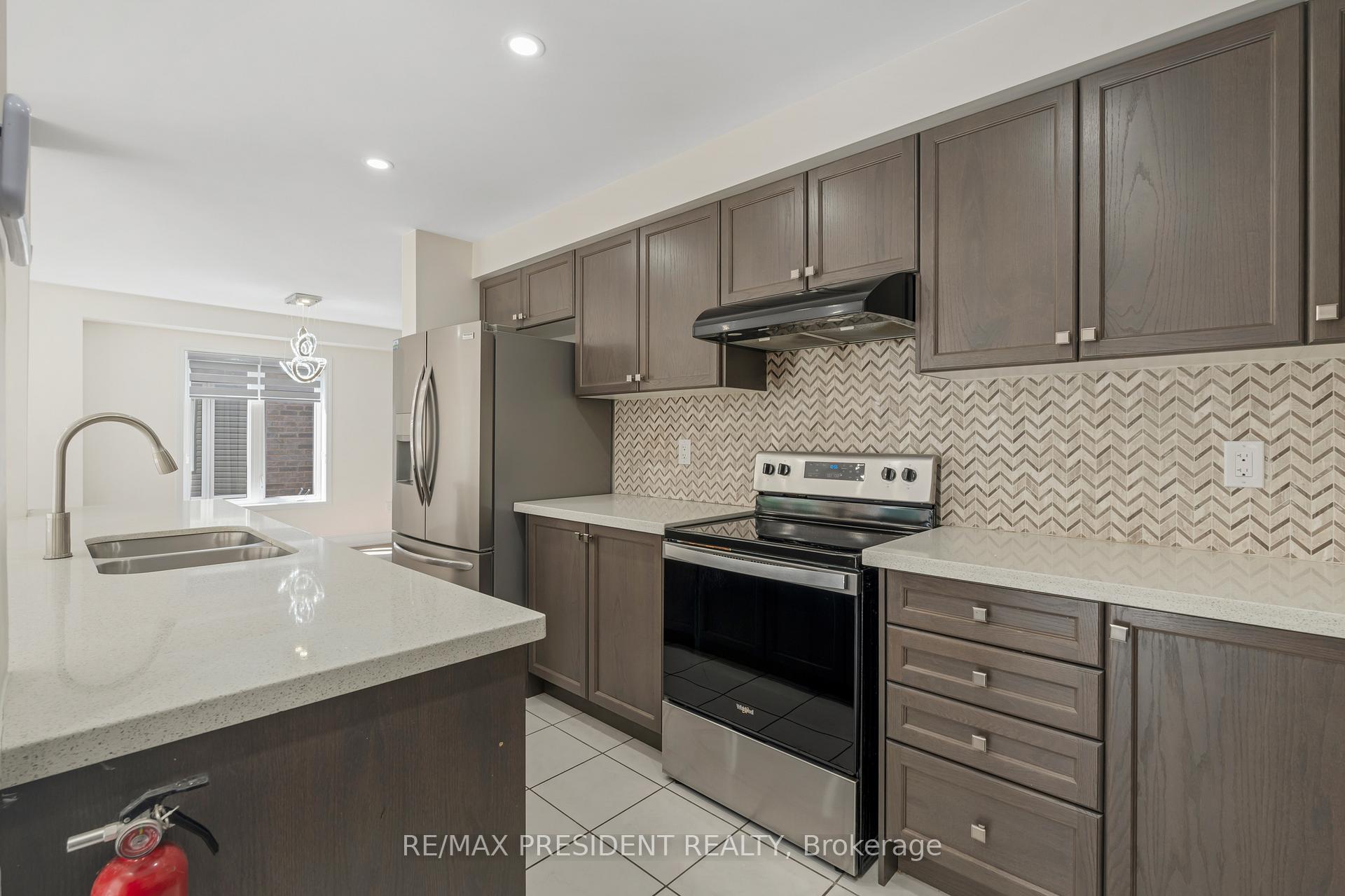Photo 12 of 7704 Tupelo Crescent, Niagara Falls, Brown — HOMEH
