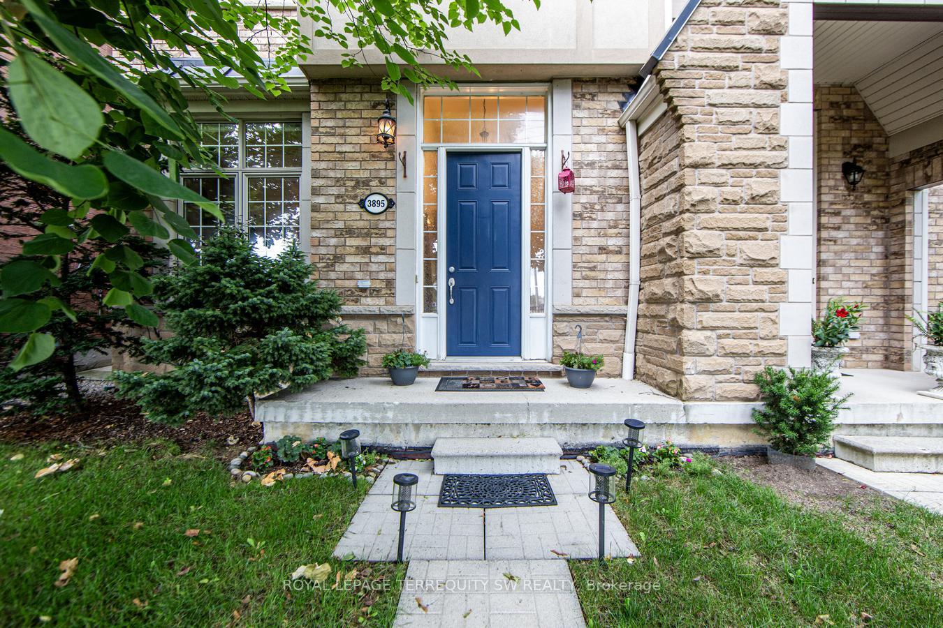 Front of 3895 Eglinton Avenue W