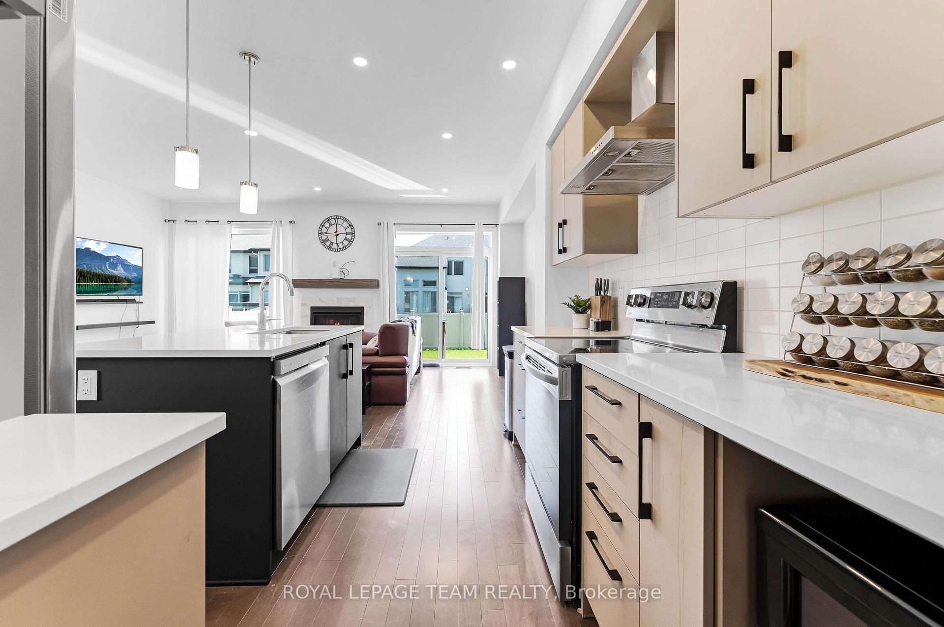 Photo 7 of 393 Cornice St Street, Ottawa, Mer Bleue/Bradley Estates/Anderson Park — HOMEH