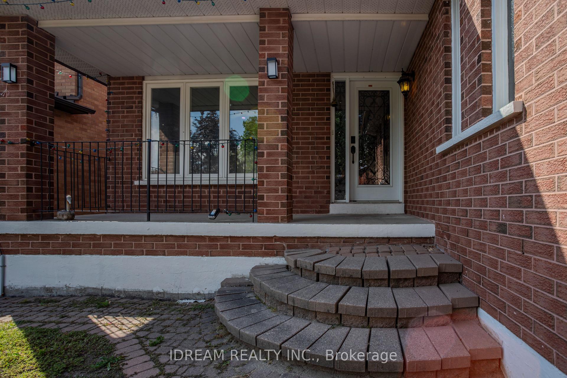 Photo 3 of Unit Upper, 200 Springbrooke Crescent, Mississauga, Hurontario — HOMEH