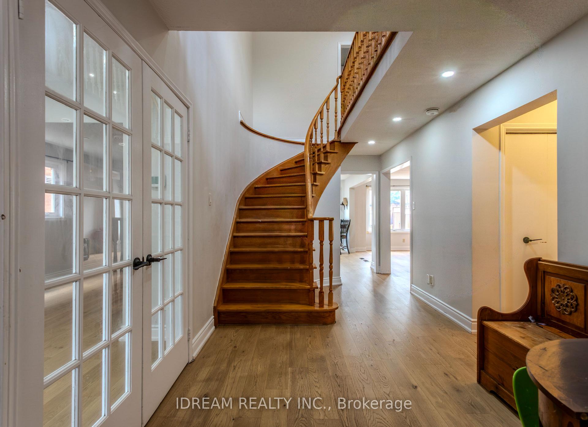 Photo 2 of Unit Upper, 200 Springbrooke Crescent, Mississauga, Hurontario — HOMEH