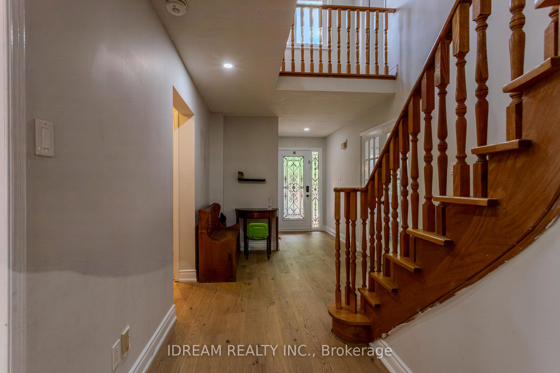 Photo 5 of Unit Upper, 200 Springbrooke Crescent, Mississauga, Hurontario — HOMEH