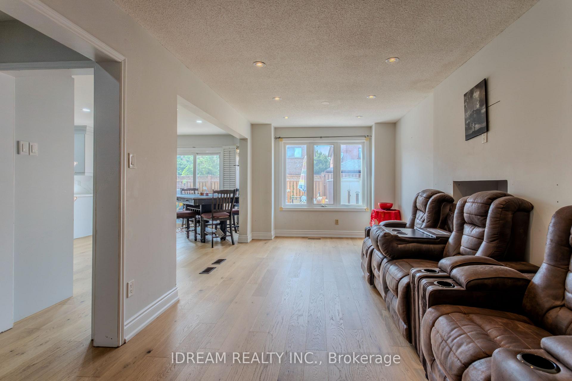 Photo 6 of Unit Upper, 200 Springbrooke Crescent, Mississauga, Hurontario — HOMEH