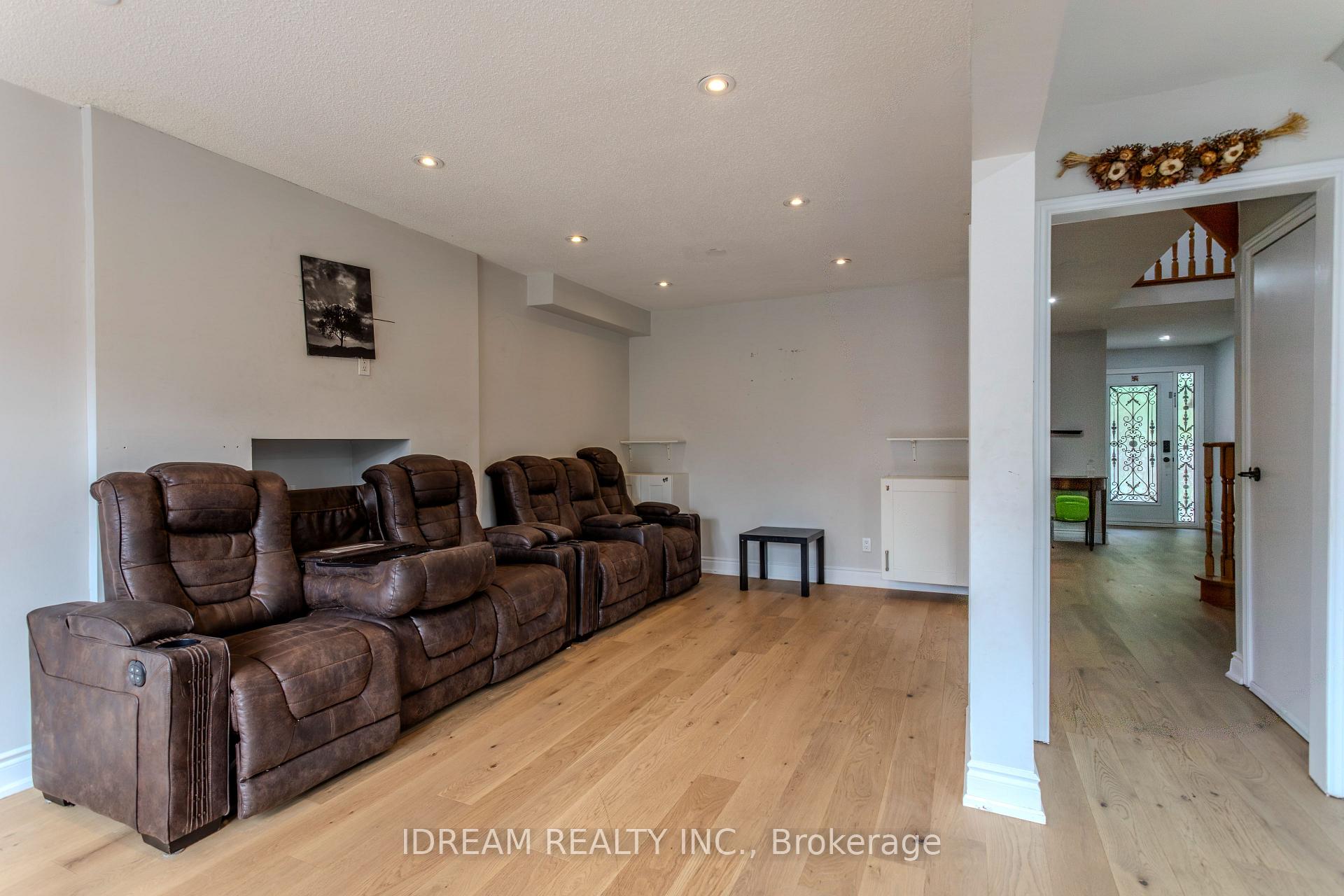 Photo 32 of Unit Upper, 200 Springbrooke Crescent, Mississauga, Hurontario — HOMEH