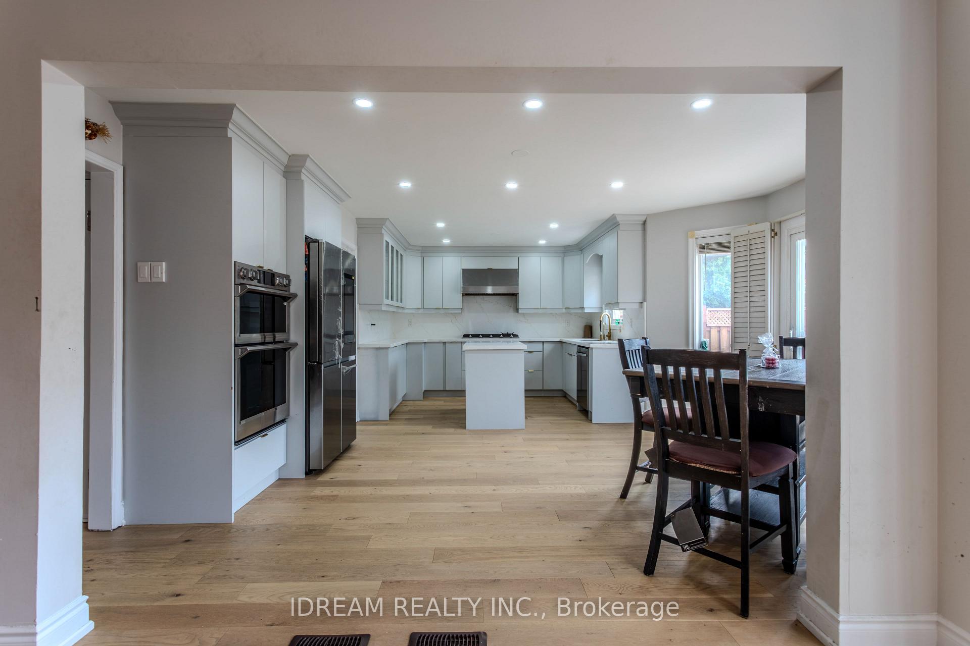 Photo 8 of Unit Upper, 200 Springbrooke Crescent, Mississauga, Hurontario — HOMEH