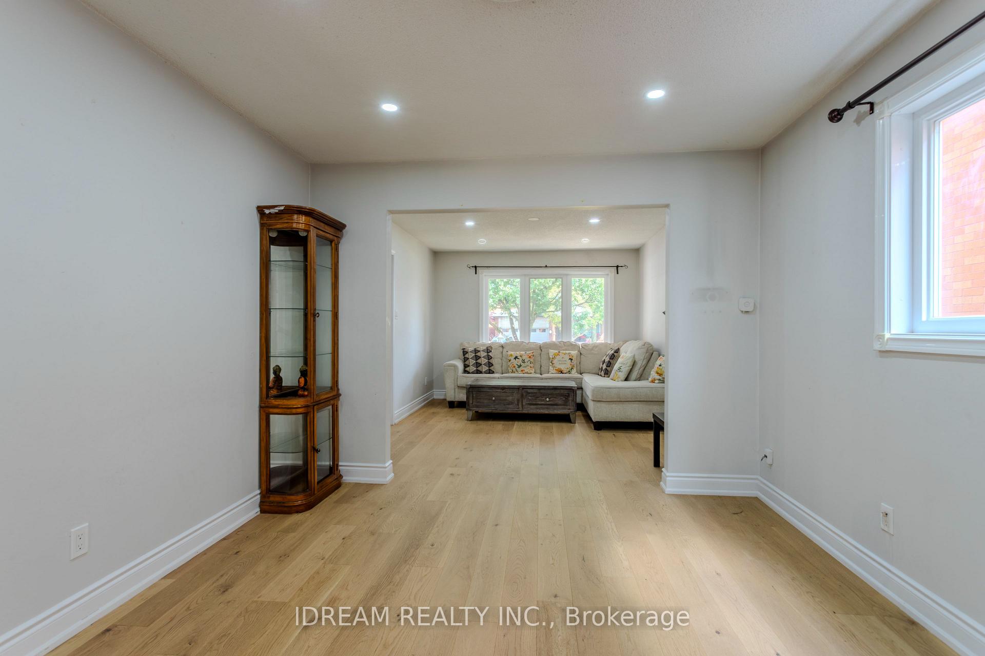 Photo 13 of Unit Upper, 200 Springbrooke Crescent, Mississauga, Hurontario — HOMEH