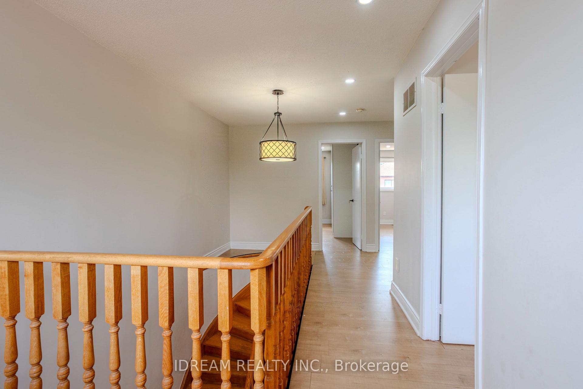 Photo 14 of Unit Upper, 200 Springbrooke Crescent, Mississauga, Hurontario — HOMEH