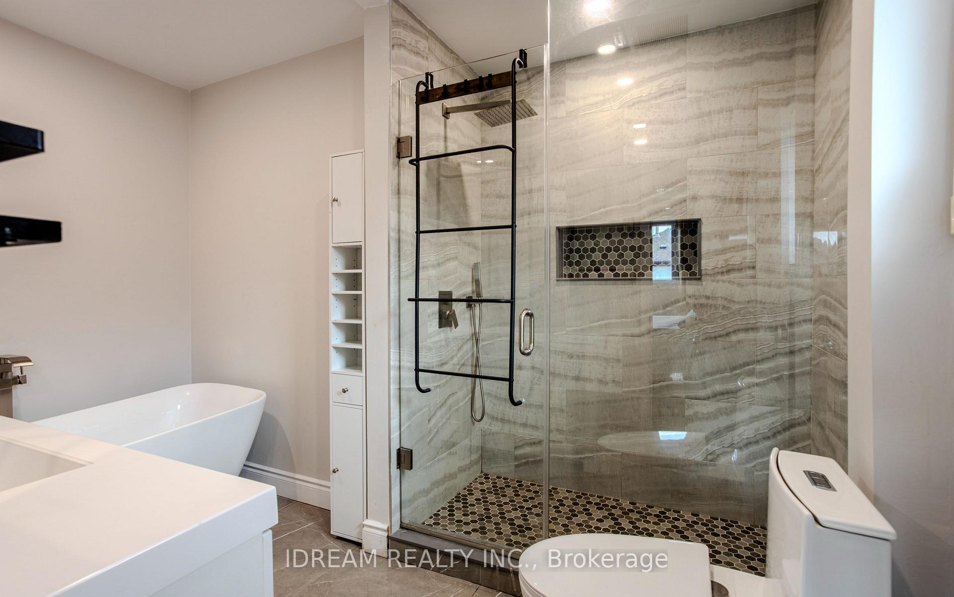 Photo 31 of Unit Upper, 200 Springbrooke Crescent, Mississauga, Hurontario — HOMEH